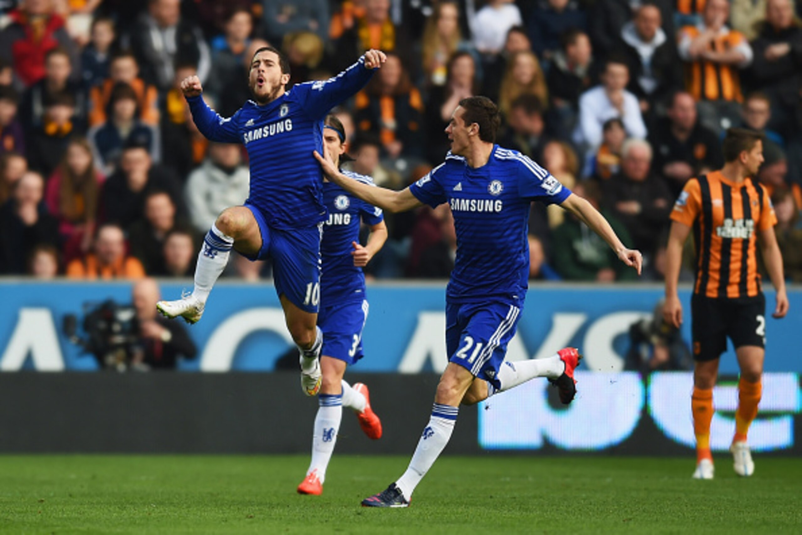 HULL, ENGLAND - MARCH 22:  Eden Hazard of Chelsea (10) celebrates with Nemanja Matic (21) as he scores their first goal during the Barclays Premier League match between Hull City and Chelsea at KC Stadium on March 22, 2015 in Hull, England.  (Photo by Mic