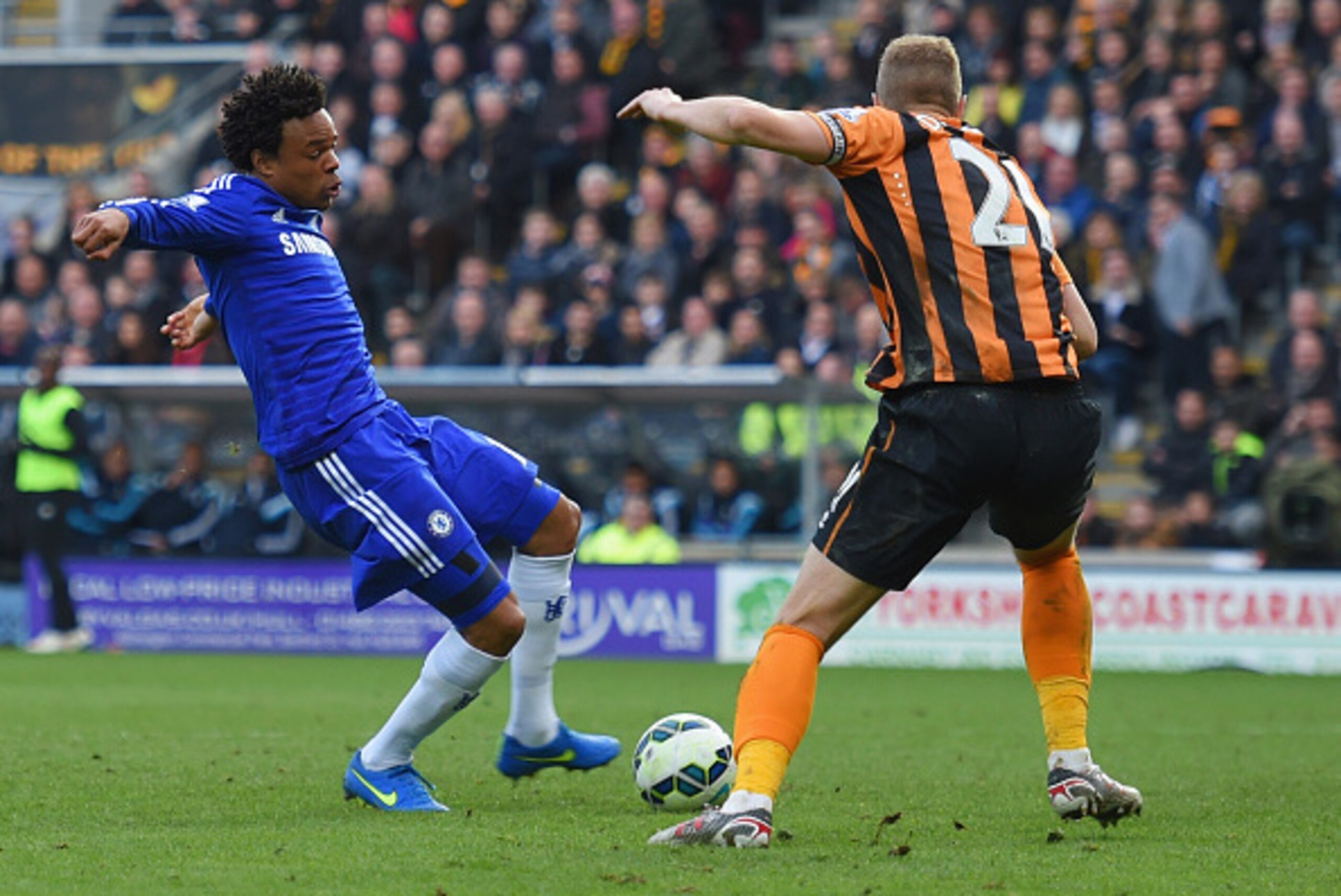 HULL, ENGLAND - MARCH 22:  Loic Remy of Chelsea (L) beats Michael Dawson of Hull City (21) to score their thrid goal during the Barclays Premier League match between Hull City and Chelsea at KC Stadium on March 22, 2015 in Hull, England.  (Photo by Michae
