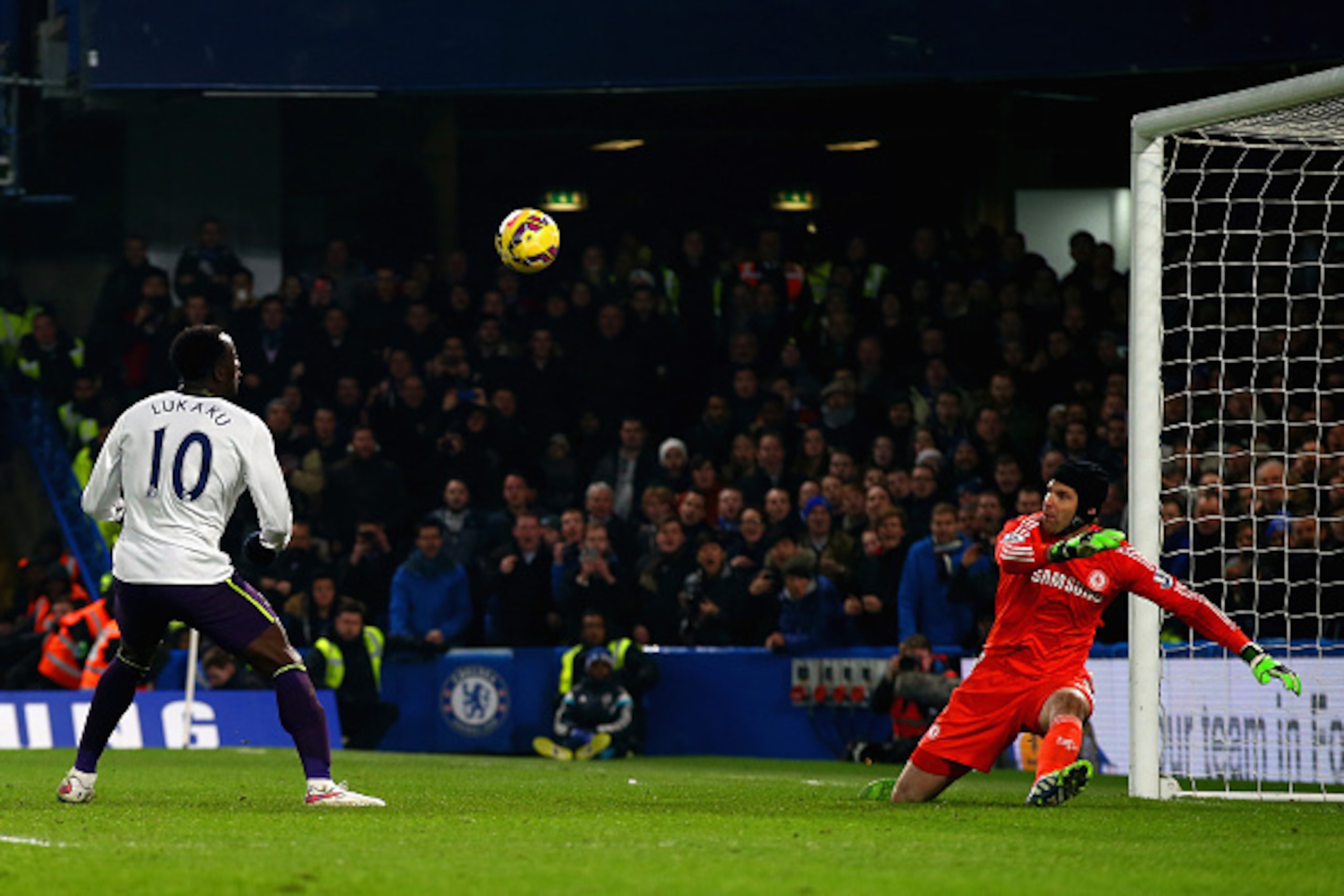 LONDON, ENGLAND - FEBRUARY 11:  Petr Cech of Chelsea makes a save from Romelu Lukaku of Everton during the Barclays Premier League match between Chelsea and Everton at Stamford Bridge on February 11, 2015 in London, England.  (Photo by Clive Rose/Getty Im