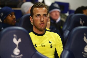 LONDON, ENGLAND - FEBRUARY 19:  Subsititute Harry Kane of Spurs looks on from the bench prior to the UEFA Europa League Round of 32 first leg match between Tottenham Hotspur FC and ACF Fiorentina at White Hart Lane on February 19, 2015 in London, United K