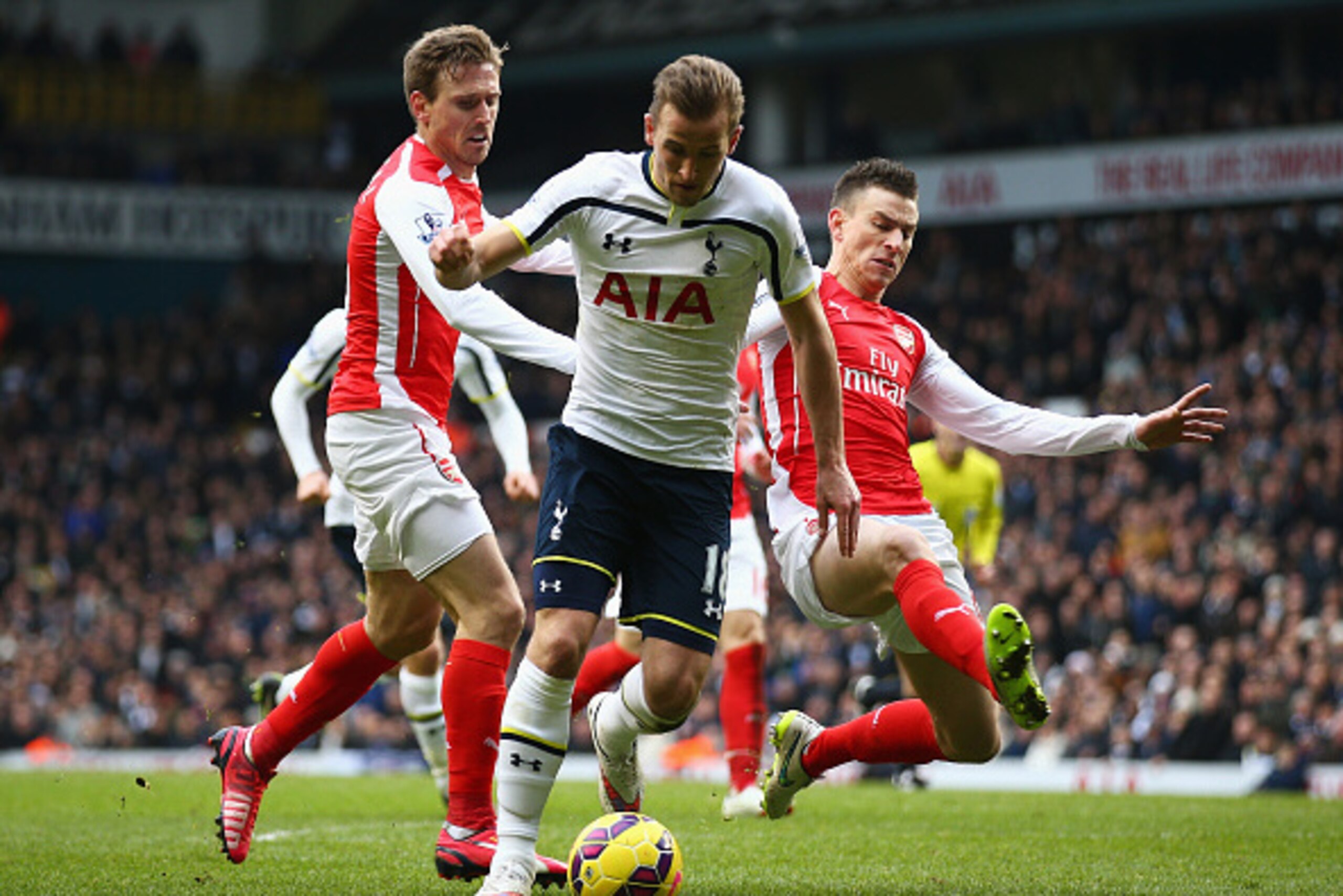 LONDON, ENGLAND - FEBRUARY 07:  Harry Kane of Tottenham Hotspur is challenged by Laurent Koscielny and Nacho Monreal of Arsenal during the Barclays Premier League match between Tottenham Hotspur and Arsenal at White Hart Lane on February 7, 2015 in London