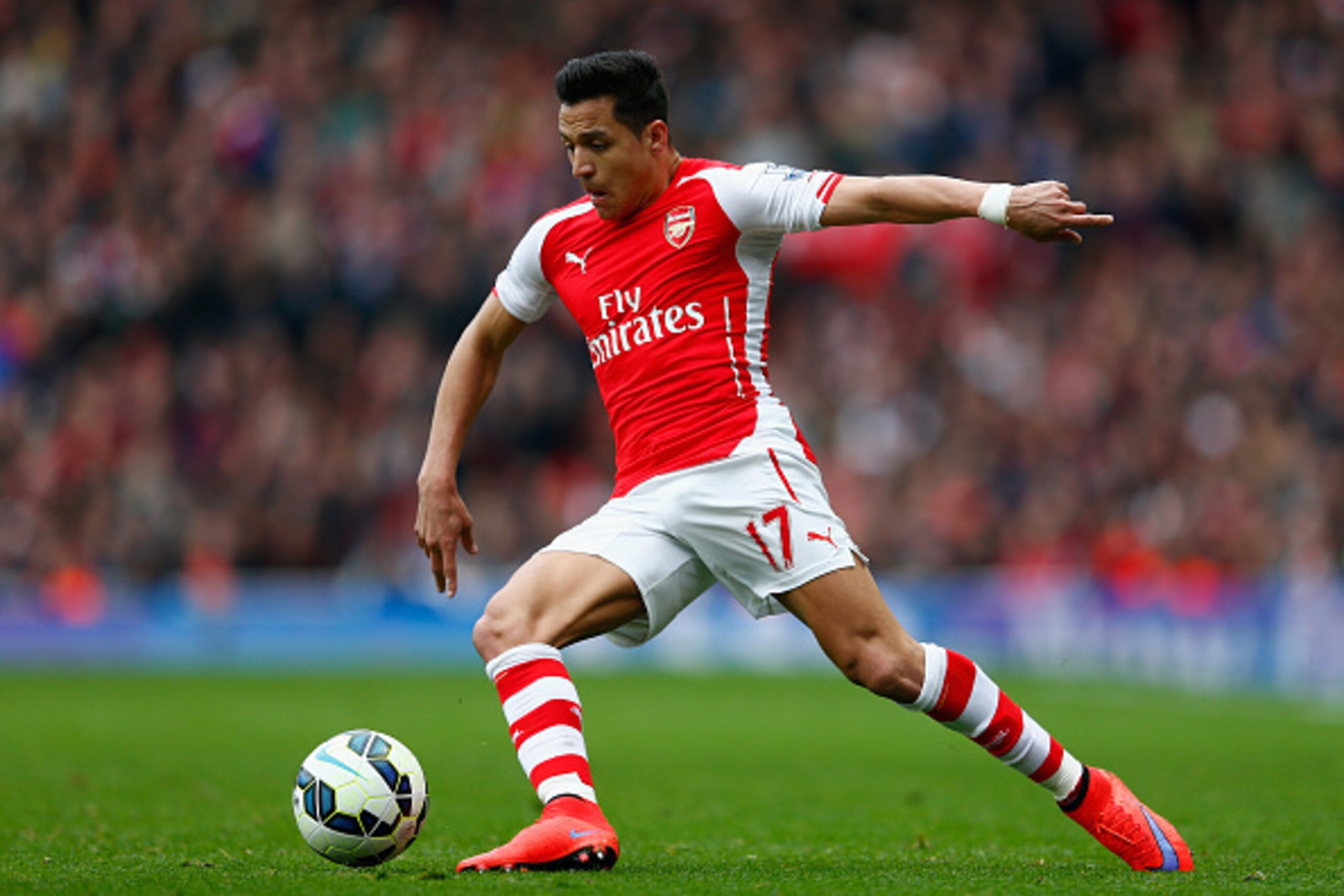 LONDON, ENGLAND - APRIL 04:  Alexis Sanchez of Arsenal in action during the Barclays Premier League match between Arsenal and Liverpool at the Emirates Stadium on April 4, 2015 in London, England.  (Photo by Julian Finney/Getty Images)