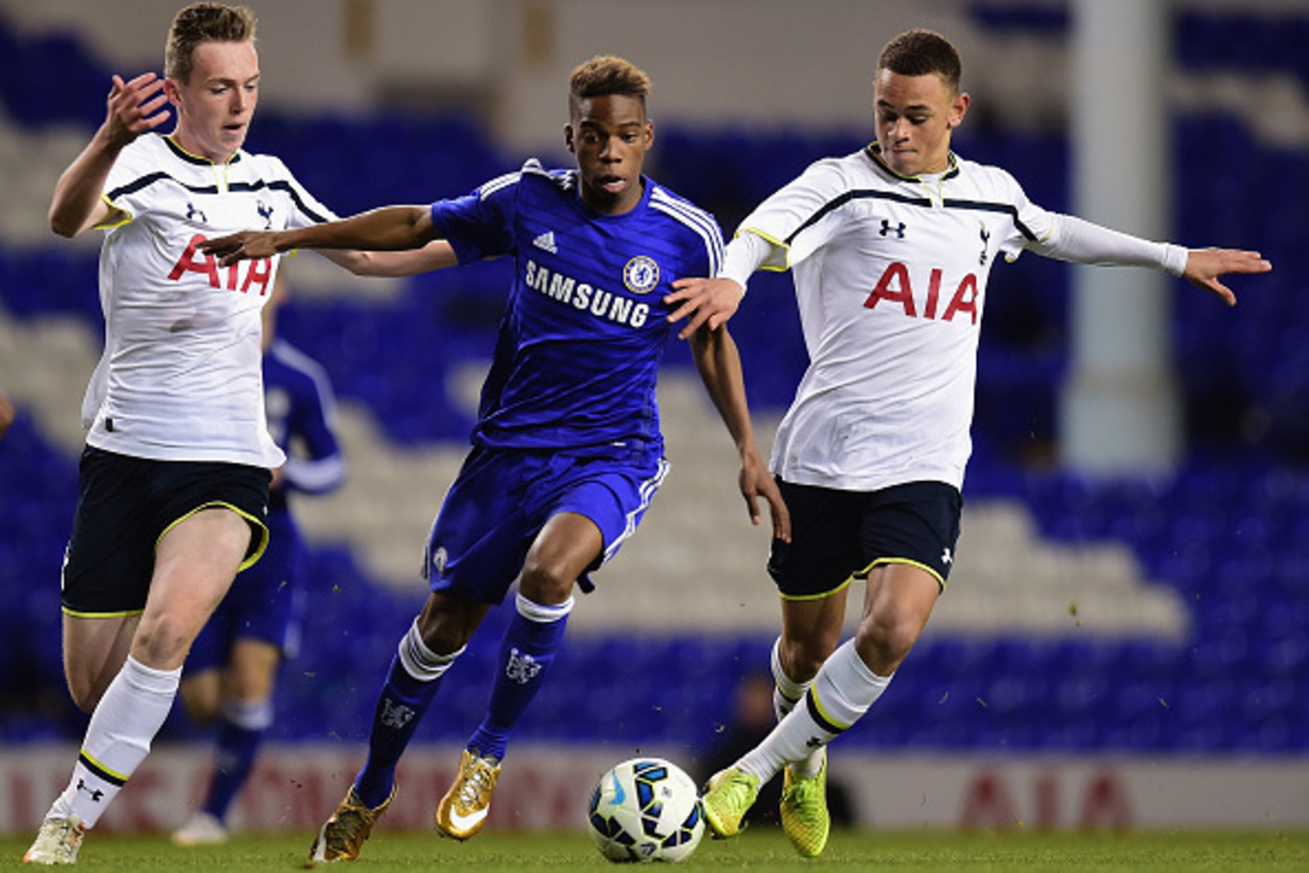 LONDON, ENGLAND - MARCH 05: Charly Musonda of Chelsea battles with Luke Amos and Charlie Owens of Spurs during the FA Youth Cup Semi Final, first leg match between Tottenham Hotspur and Chelsea at White Hart Lane on March 5, 2015 in London, England. (Ph LONDON, ENGLAND - MARCH 05: Charly Musonda of Chelsea battles with Luke Amos and Charlie Owens of Spurs during the FA Youth Cup Semi Final, first leg match between Tottenham Hotspur and Chelsea at White Hart Lane on March 5, 2015 in London, England. (Ph