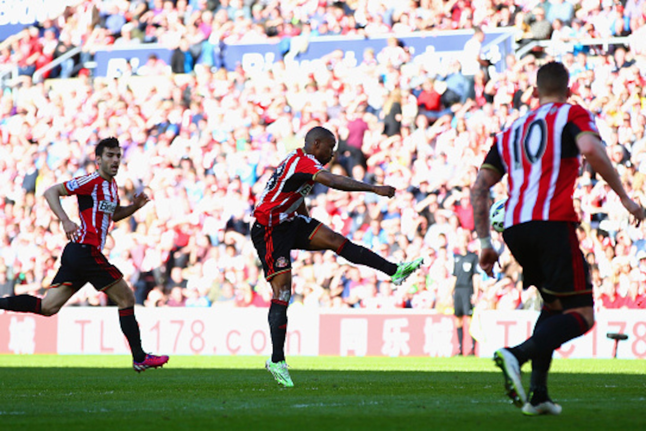 SUNDERLAND, ENGLAND - APRIL 05: Jermain Defoe of Sunderland scores the opening goal during the Barclays Premier League match between Sunderland and Newcastle United at Stadium of Light on April 5, 2015 in Sunderland, England.  (Photo by Matthew Lewis/Gett