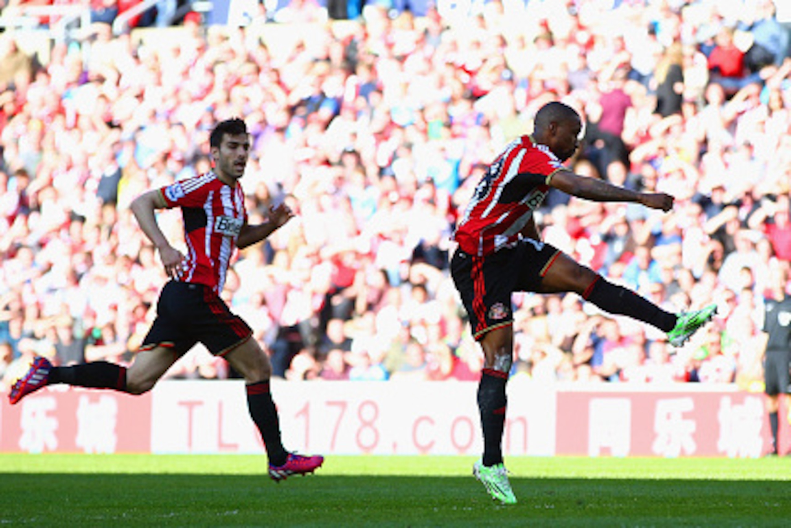 SUNDERLAND, ENGLAND - APRIL 05: Jermain Defoe of Sunderland scores the opening goal during the Barclays Premier League match between Sunderland and Newcastle United at Stadium of Light on April 5, 2015 in Sunderland, England. (Photo by Matthew Lewis/Gett SUNDERLAND, ENGLAND - APRIL 05: Jermain Defoe of Sunderland scores the opening goal during the Barclays Premier League match between Sunderland and Newcastle United at Stadium of Light on April 5, 2015 in Sunderland, England. (Photo by Matthew Lewis/Gett