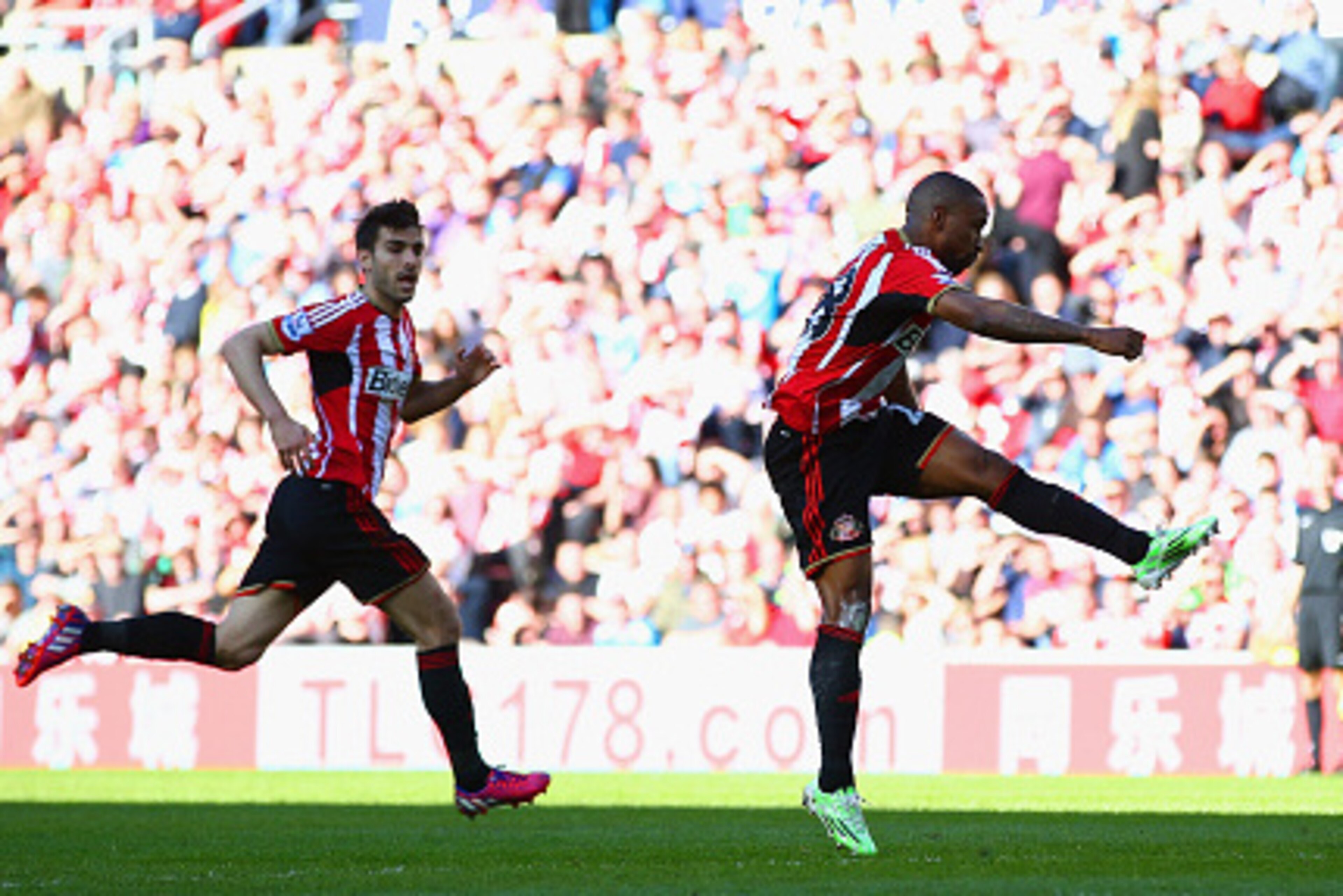 SUNDERLAND, ENGLAND - APRIL 05: Jermain Defoe of Sunderland scores the opening goal during the Barclays Premier League match between Sunderland and Newcastle United at Stadium of Light on April 5, 2015 in Sunderland, England.  (Photo by Matthew Lewis/Gett