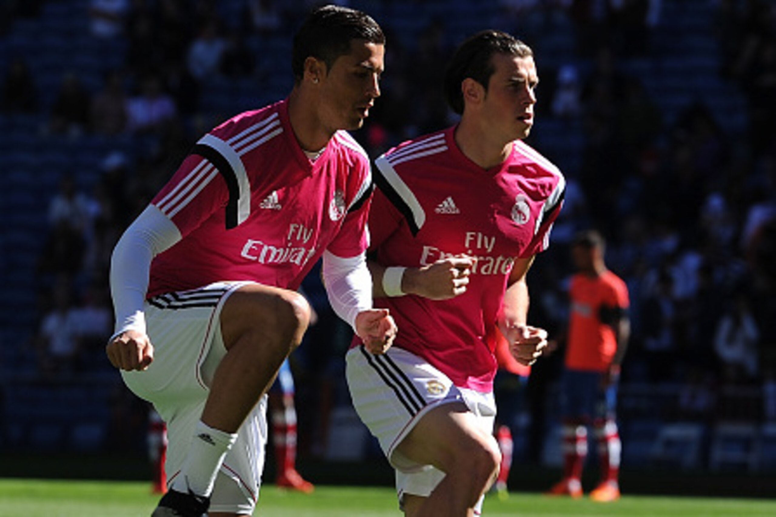 MADRID, SPAIN - APRIL 05:  Cristiano Ronaldo and Gareth Bale of Real Madrid CF warm up prior to the La Liga match between Real Madrid CF and Granada CF at Estadio Santiago Bernabeu on April 5, 2015 in Madrid, Spain.  (Photo by Denis Doyle/Getty Images)