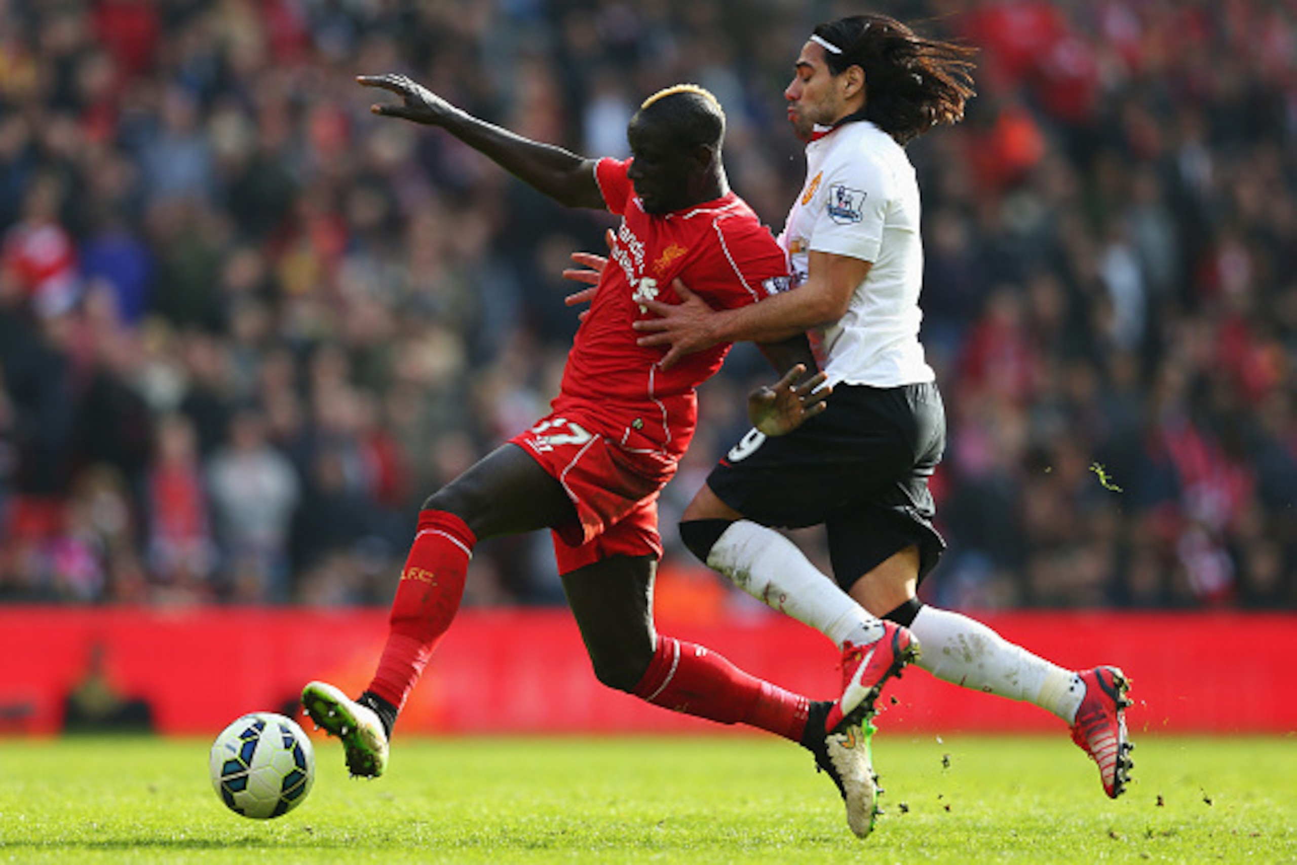 LIVERPOOL, ENGLAND - MARCH 22: Mamadou Sakho of Liverpool is challenged by Radamel Falcao of Manchester United during the Barclays Premier League match between Liverpool and Manchester United at Anfield on March 22, 2015 in Liverpool, England. (Photo by LIVERPOOL, ENGLAND - MARCH 22: Mamadou Sakho of Liverpool is challenged by Radamel Falcao of Manchester United during the Barclays Premier League match between Liverpool and Manchester United at Anfield on March 22, 2015 in Liverpool, England. (Photo by