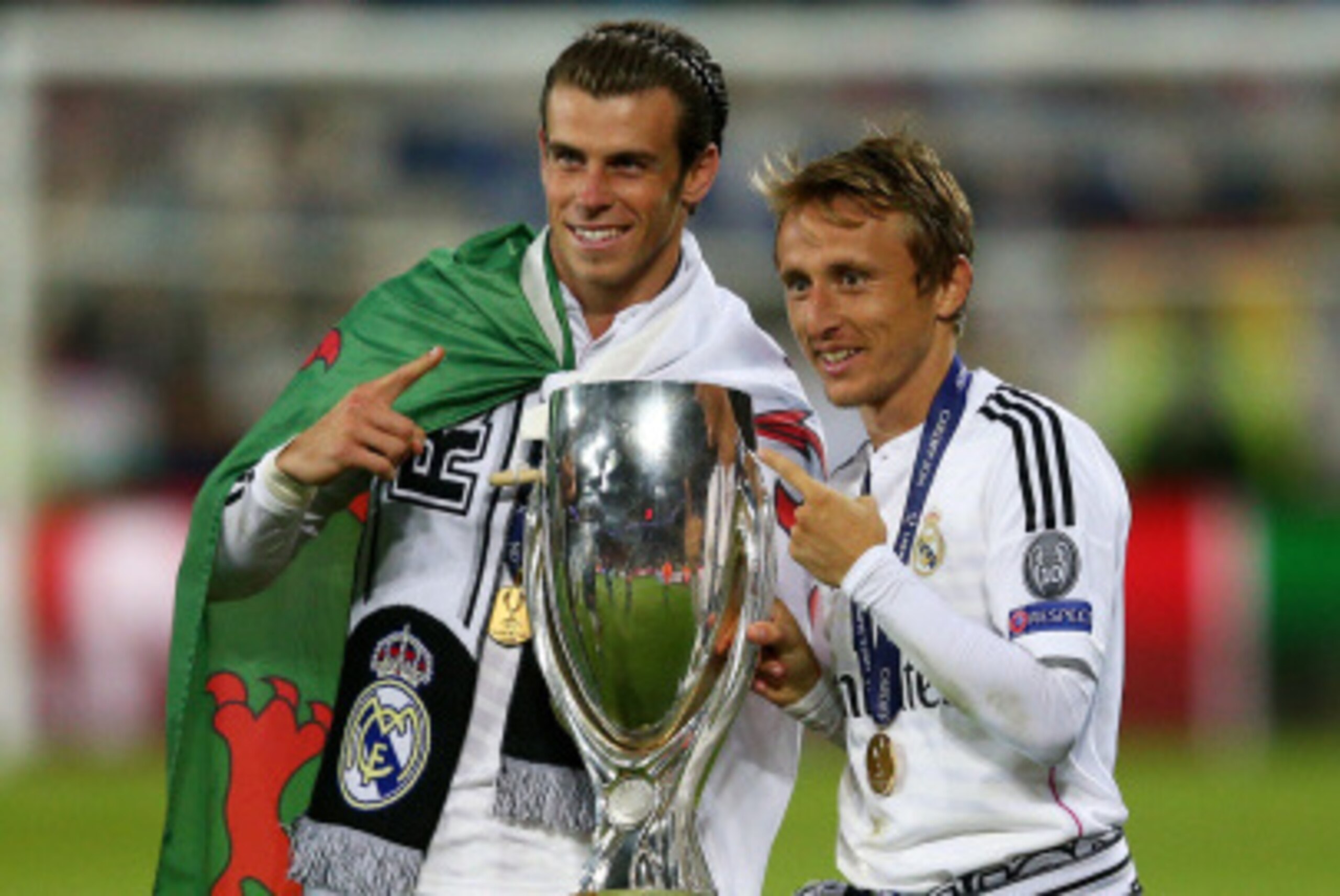 CARDIFF, WALES - AUGUST 12:  Gareth Bale and Luka Modric of Real Madrid pose with the trophy following their team's 2-0 victory during the UEFA Super Cup between Real Madrid and Sevilla FC at Cardiff City Stadium on August 12, 2014 in Cardiff, Wales.  (Ph