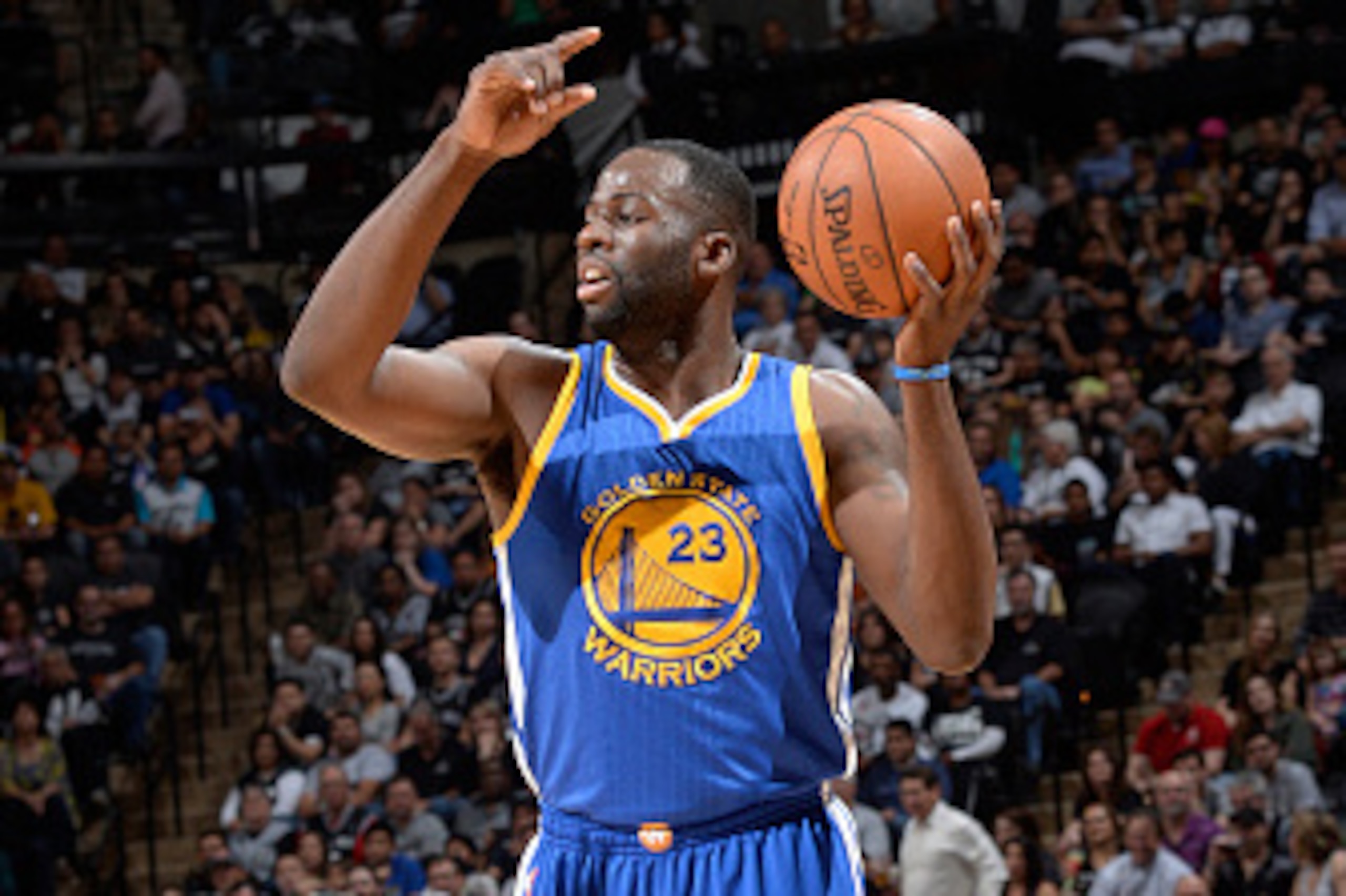 SAN ANTONIO, TX - APRIL 5: Draymond Green #23 of the Golden State Warriors handles the ball against the San Antonio Spurs on April 5, 2015 at the AT&T Center in San Antonio, Texas. NOTE TO USER: User expressly acknowledges and agrees that, by downloading SAN ANTONIO, TX - APRIL 5: Draymond Green #23 of the Golden State Warriors handles the ball against the San Antonio Spurs on April 5, 2015 at the AT&T Center in San Antonio, Texas. NOTE TO USER: User expressly acknowledges and agrees that, by downloading