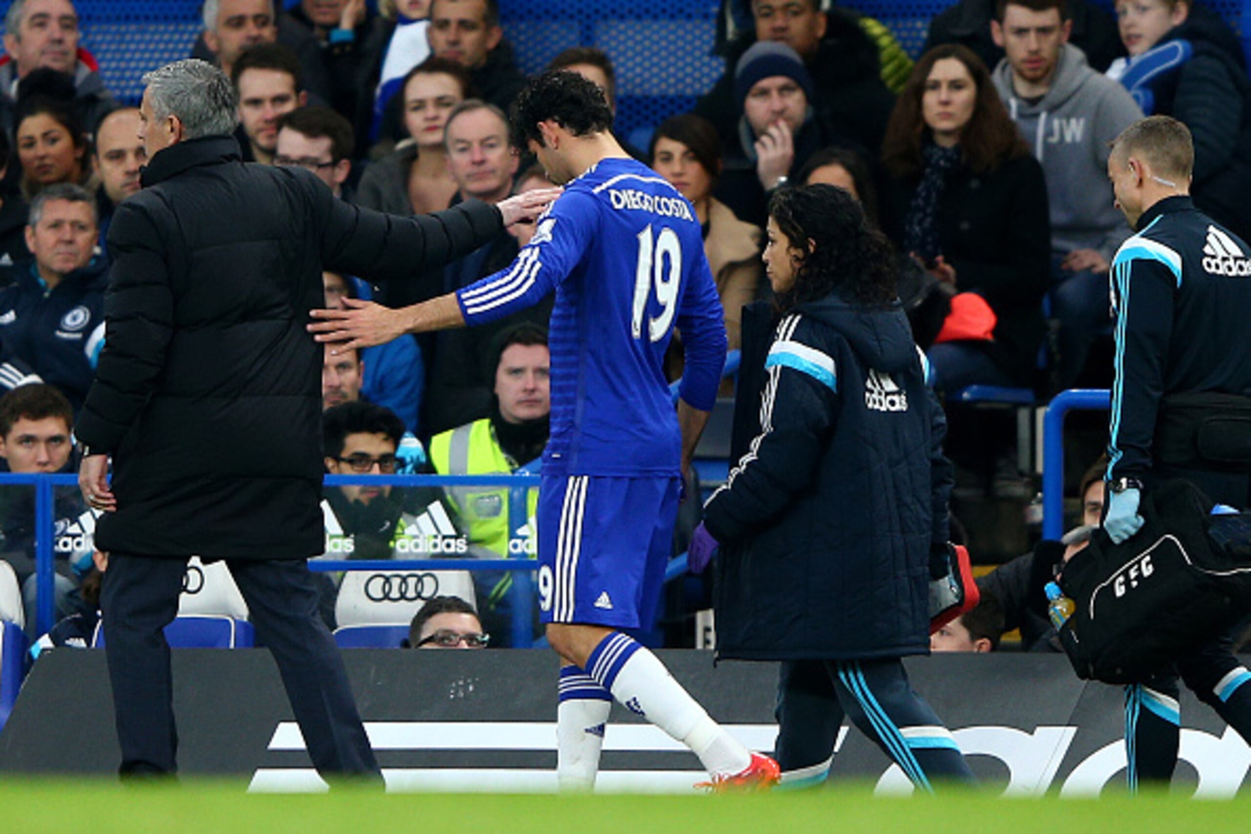 LONDON, ENGLAND - APRIL 04:  Diego Costa of Chelsea is consoled by Jose Mourinho, manager of Chelsea as he walks off the pitch after picking up an injury during the Barclays Premier League match between Chelsea and Stoke City at Stamford Bridge on April 4