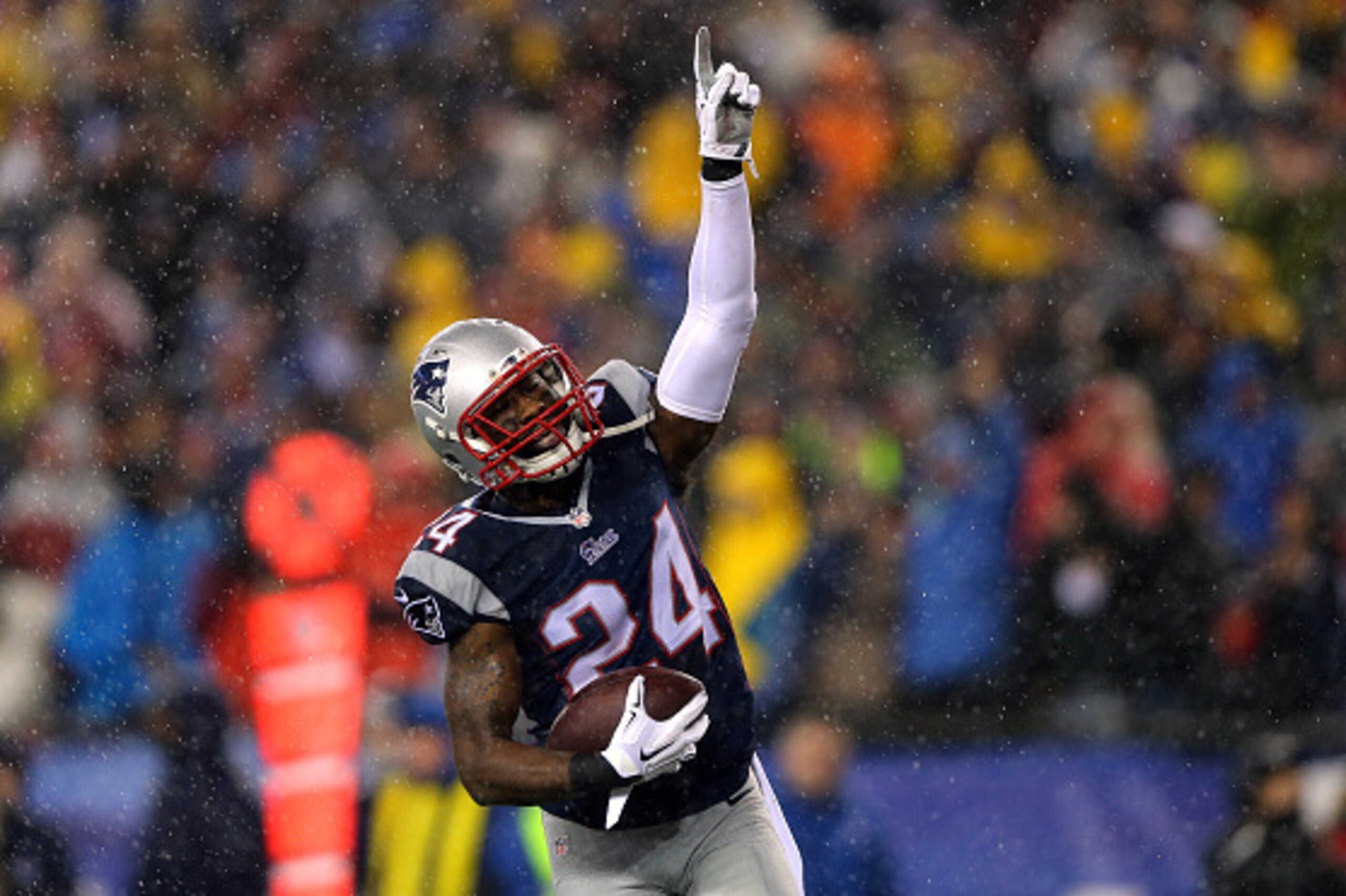 FOXBORO, MA - JANUARY 18:  Darrelle Revis #24 of the New England Patriots celebrates after an interception in the third quarter against the Indianapolis Colts of the 2015 AFC Championship Game at Gillette Stadium on January 18, 2015 in Foxboro, Massachuse
