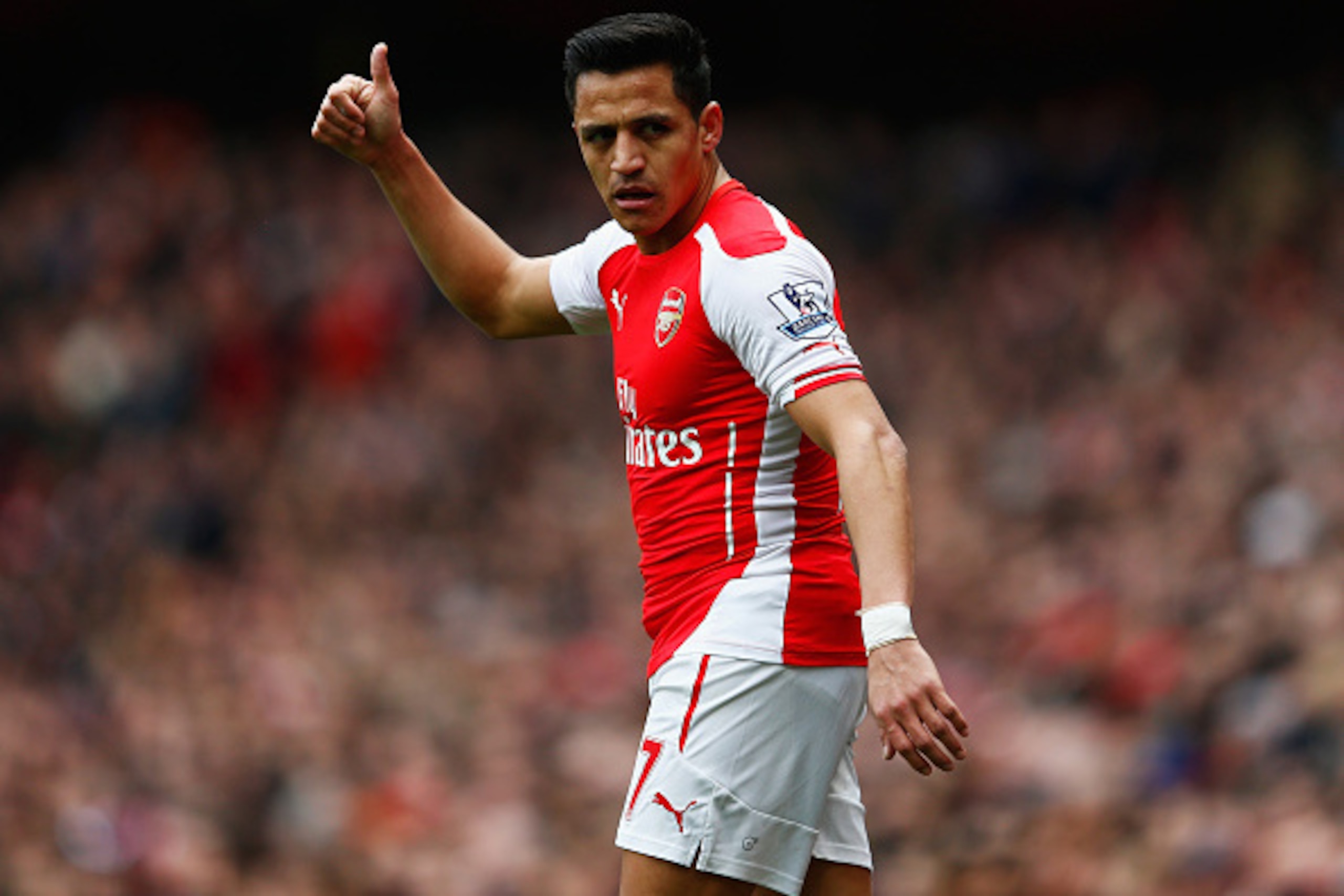 LONDON, ENGLAND - APRIL 04:  Alexis Sanchez of Arsenal gives the thumbs up during the Barclays Premier League match between Arsenal and Liverpool at Emirates Stadium on April 4, 2015 in London, England.  (Photo by Julian Finney/Getty Images)