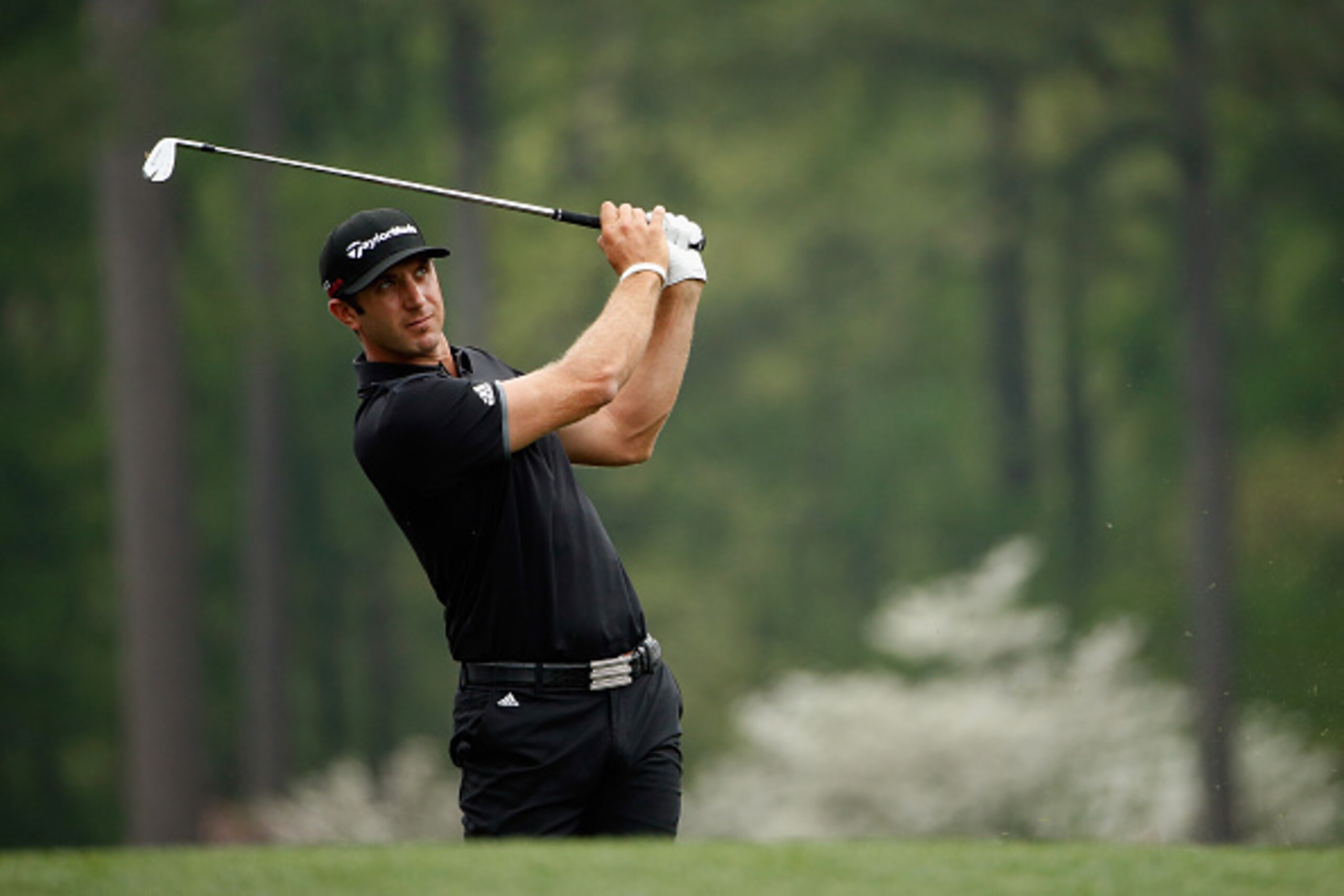 AUGUSTA, GA - APRIL 07:  Dustin Johnson of the United States watches a tee shot during a practice round prior to the start of the 2015 Masters Tournament at Augusta National Golf Club on April 7, 2015 in Augusta, Georgia.  (Photo by Ezra Shaw/Getty Images