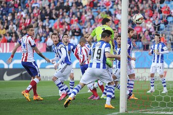 MADRID, SPAIN - APRIL 07: Mikel Gonzalez (unseen) of Real Sociedad scores an own goal during the La Liga match between Club Atletico de Madrid and Real Sociedad at Vicente Calderon Stadium on April 7, 2015 in Madrid, Spain.  (Photo by Denis Doyle/Getty Im