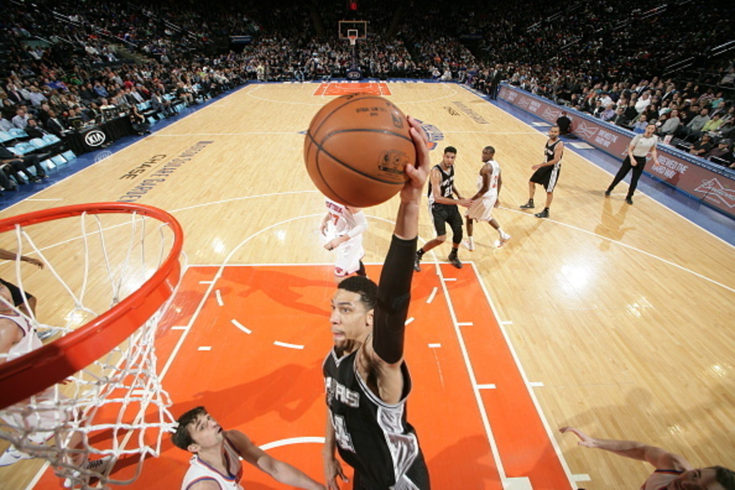 NEW YORK, NY - MARCH 17: Danny Green #14 of the San Antonio Spurs dunks against the New York Knicks on March 17, 2015 at Madison Square Garden in New York City. NOTE TO USER: User expressly acknowledges and agrees that, by downloading and or using this P NEW YORK, NY - MARCH 17: Danny Green #14 of the San Antonio Spurs dunks against the New York Knicks on March 17, 2015 at Madison Square Garden in New York City. NOTE TO USER: User expressly acknowledges and agrees that, by downloading and or using this P