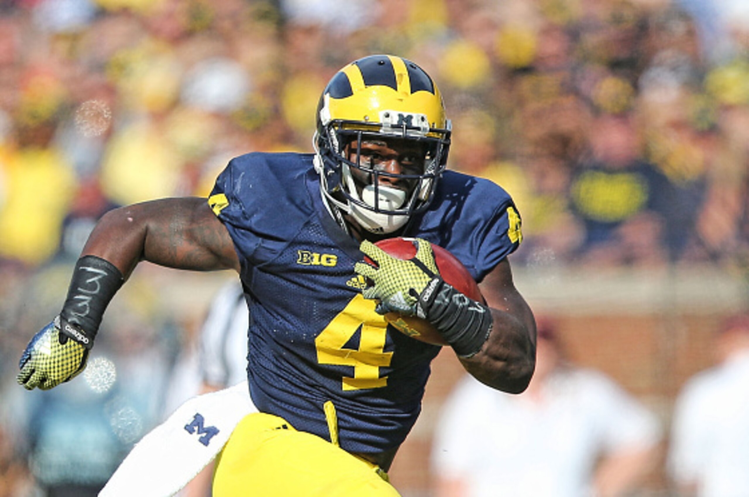 ANN ARBOR, MI - SEPTEMBER 27: De'Veon Smith #4 of the Michigan Wolverines runs for a first quarter touchdown during the first quarter of the game against the Minnesota Golden Gophers at Michigan Stadium on September 27, 2014 in Ann Arbor, Michigan.  (Phot