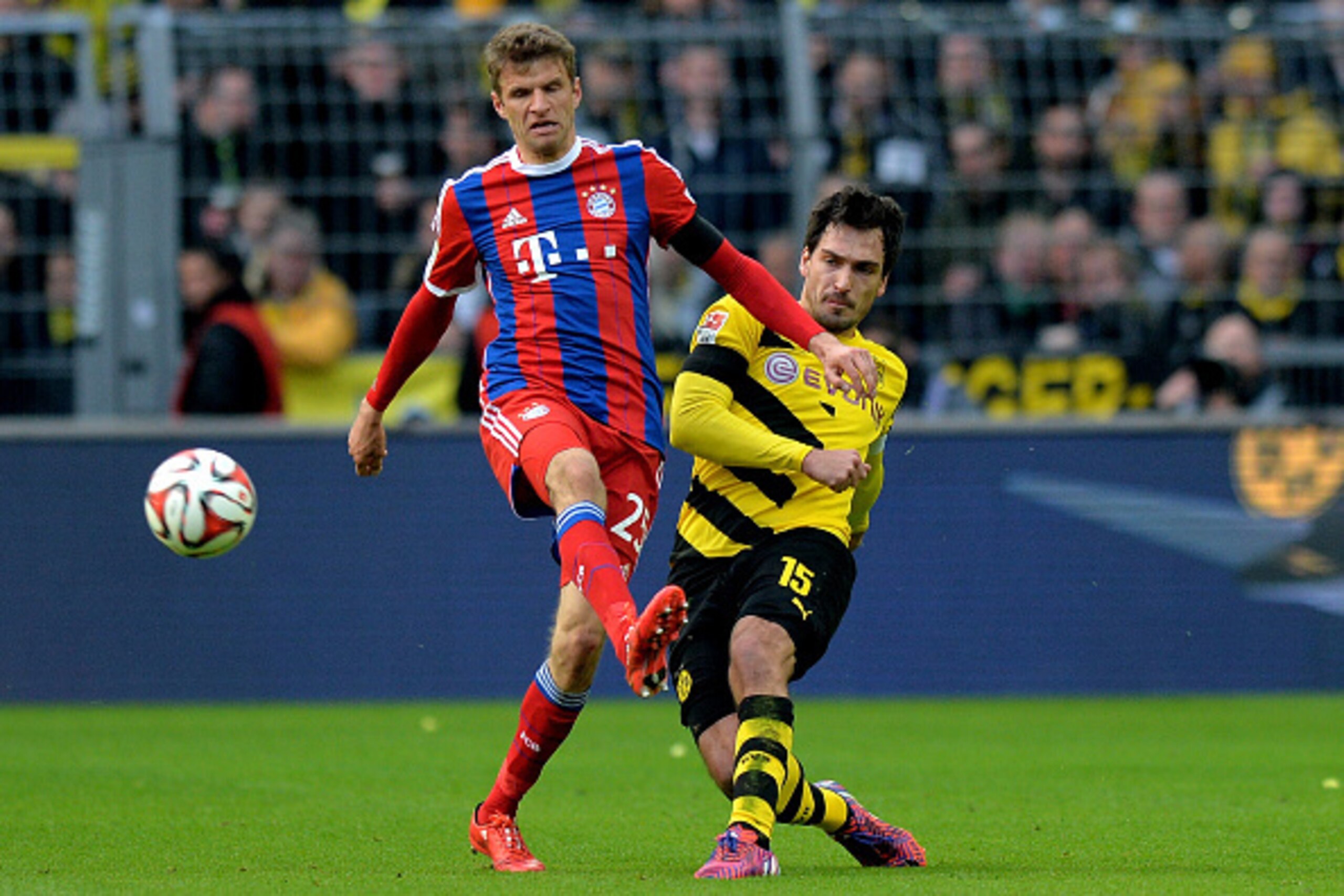 DORTMUND, GERMANY - APRIL 04:  (L-R) Thomas Mueller of Muenchen vies with Mats Hummels of Dortmund during the Bundesliga match between Borussia Dortmund and FC Bayern Muenchen at Signal Iduna Park on April 4, 2015 in Dortmund, Germany.  (Photo by Sascha S