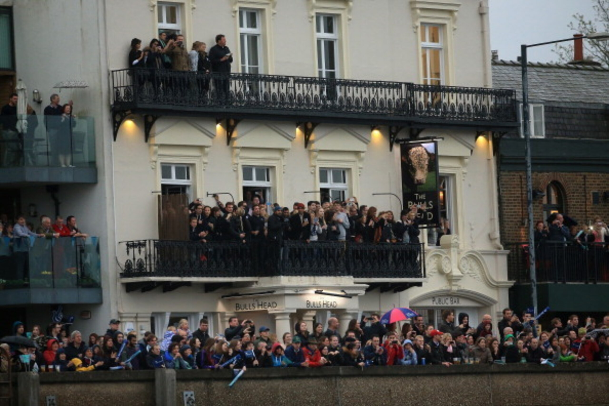 LONDON, ENGLAND - APRIL 06:  Spectators line the banks of the Thames during the BNY Mellon 160th Oxford versus Cambridge University Boat Race on The River Thameson April 6, 2014 in London, England.  (Photo by Richard Heathcote/Getty Images)