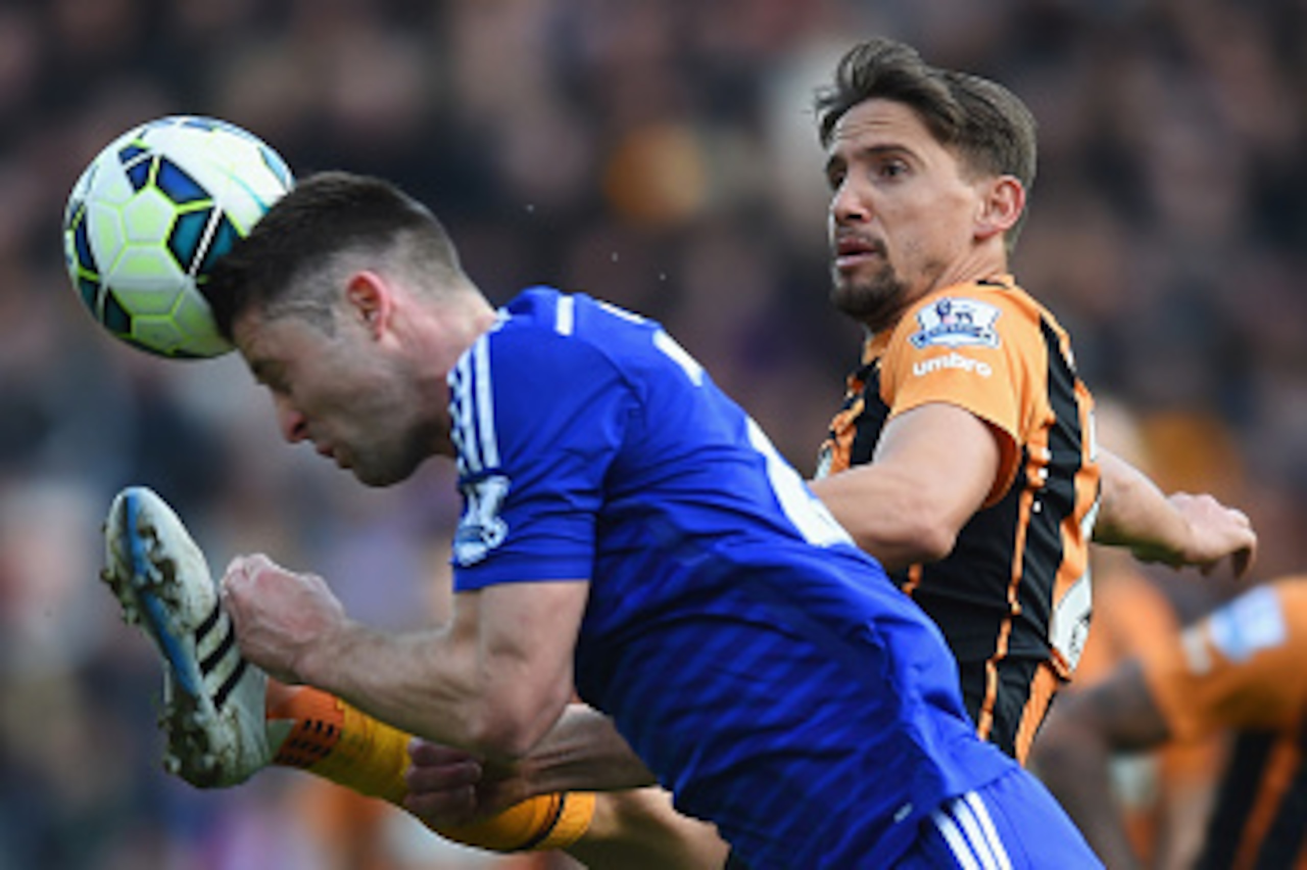 HULL, ENGLAND - MARCH 22:  Gary Cahill of Chelsea is challenged by Gaston Ramirez of Hull City during the Barclays Premier League match between Hull City and Chelsea at KC Stadium on March 22, 2015 in Hull, England.  (Photo by Michael Regan/Getty Images)