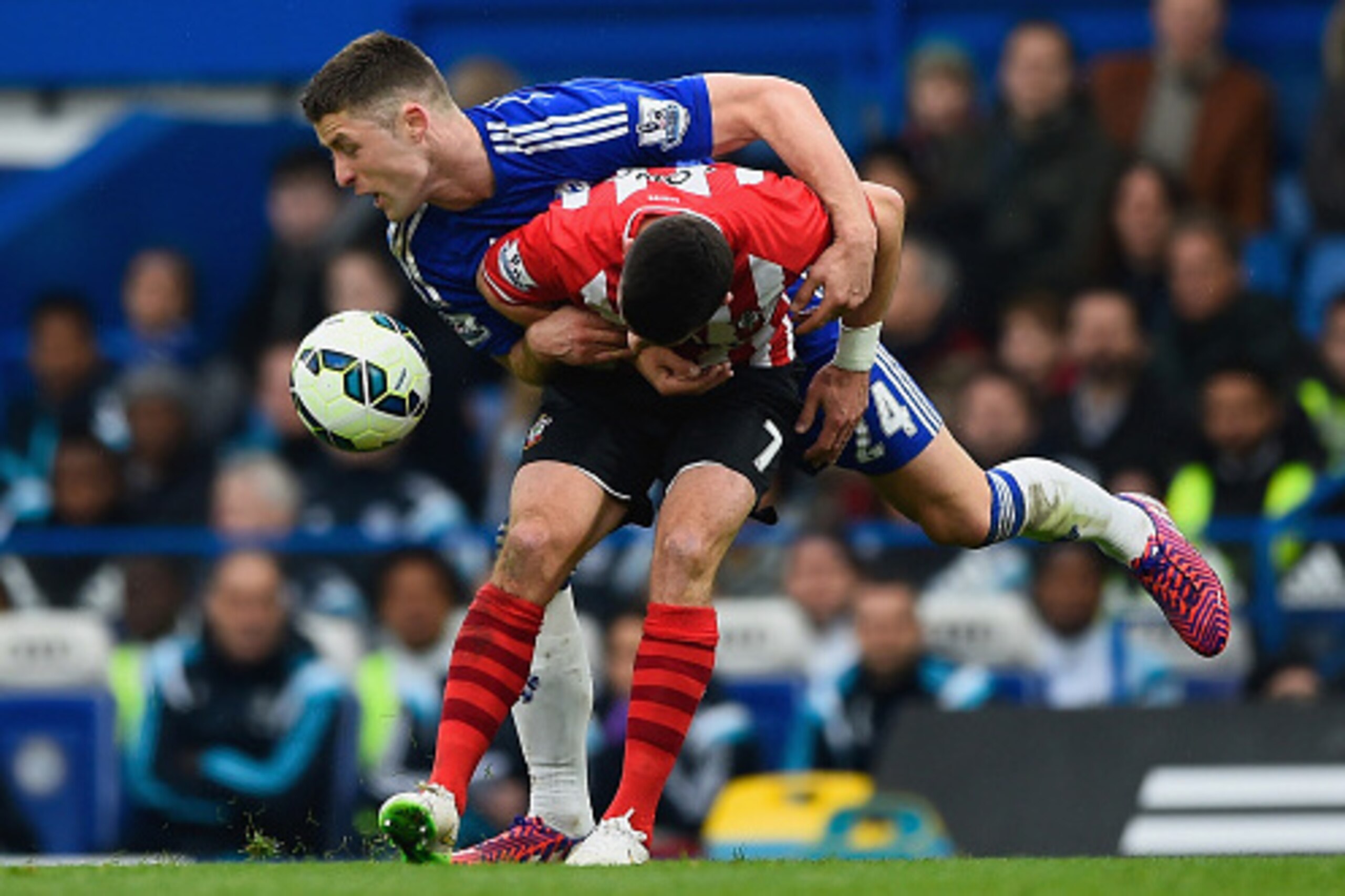 LONDON, ENGLAND - MARCH 15:  Shane Long of Southampton clashes with Gary Cahill of Chelsea during the Barclays Premier League match between Chelsea and Southampton at Stamford Bridge on March 15, 2015 in London, England.  (Photo by Mike Hewitt/Getty Image