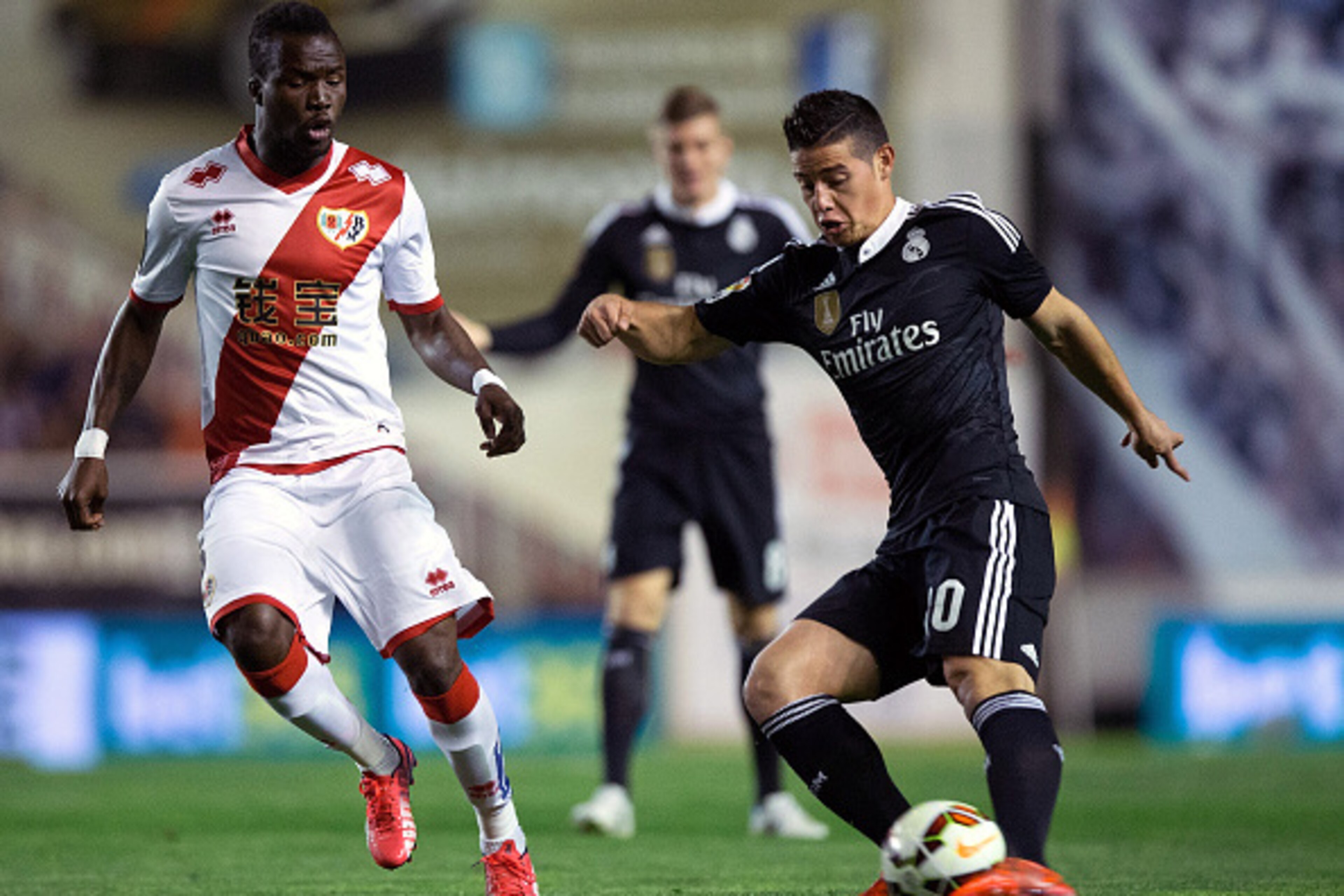 MADRID, SPAIN - APRIL 08: James Rodriguez (R) of Real Madrid CF competes for the ball with Mohammed Fatau (L) of Rayo Vallecano de Madrid during the La Liga match between Rayo Vallecano de Madrid and Real Madrid CF at Vallecas Stadium on April 8, 2015 in 