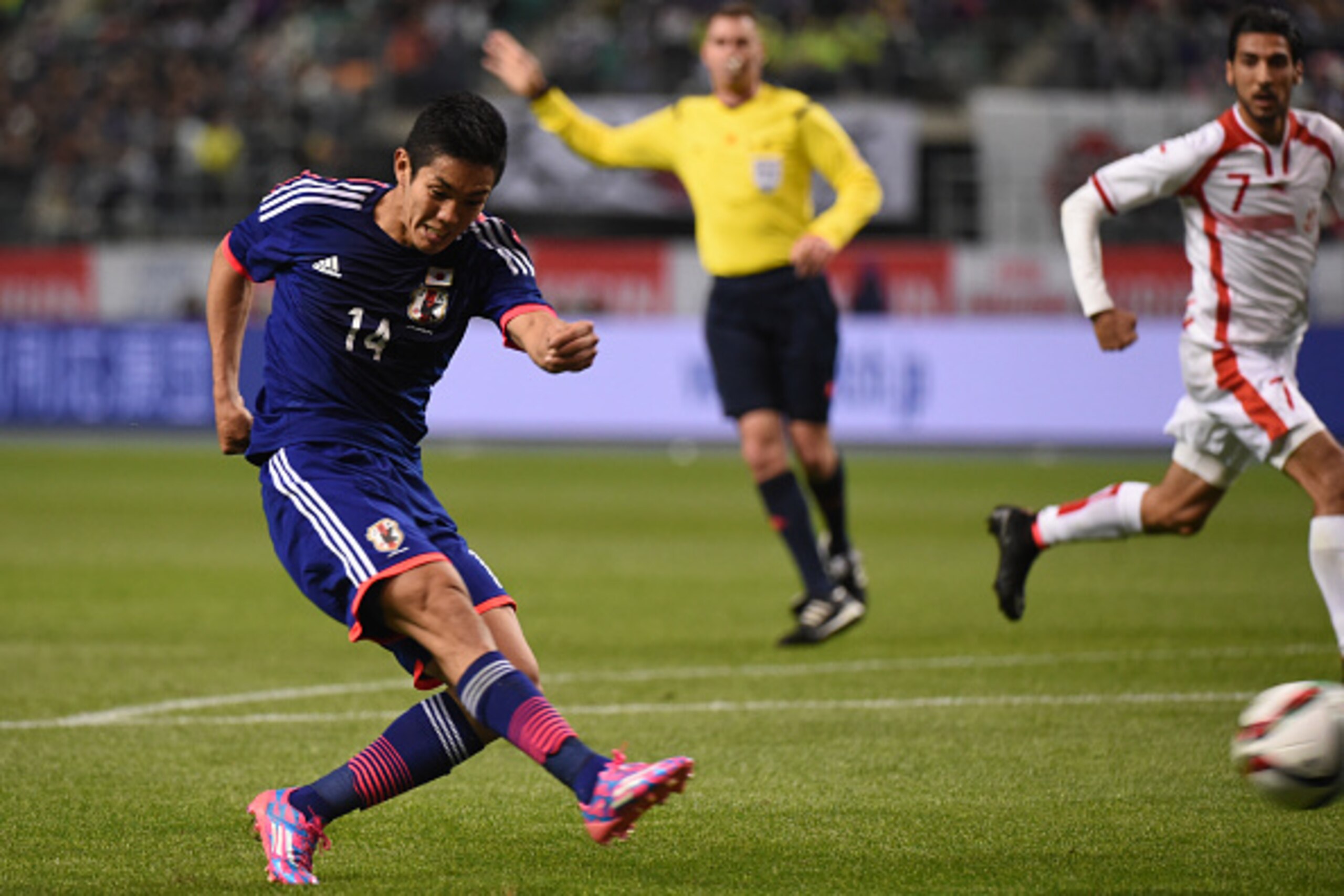 OITA, JAPAN - MARCH 27:Yoshinori Muto of Japan shoots the ball during the international friendly match between Japan and Tunisia at Oita Bank Dome on March 27, 2015 in Oita, Japan. (Photo by Kaz Photography/Getty Images) OITA, JAPAN - MARCH 27:Yoshinori Muto of Japan shoots the ball during the international friendly match between Japan and Tunisia at Oita Bank Dome on March 27, 2015 in Oita, Japan. (Photo by Kaz Photography/Getty Images)