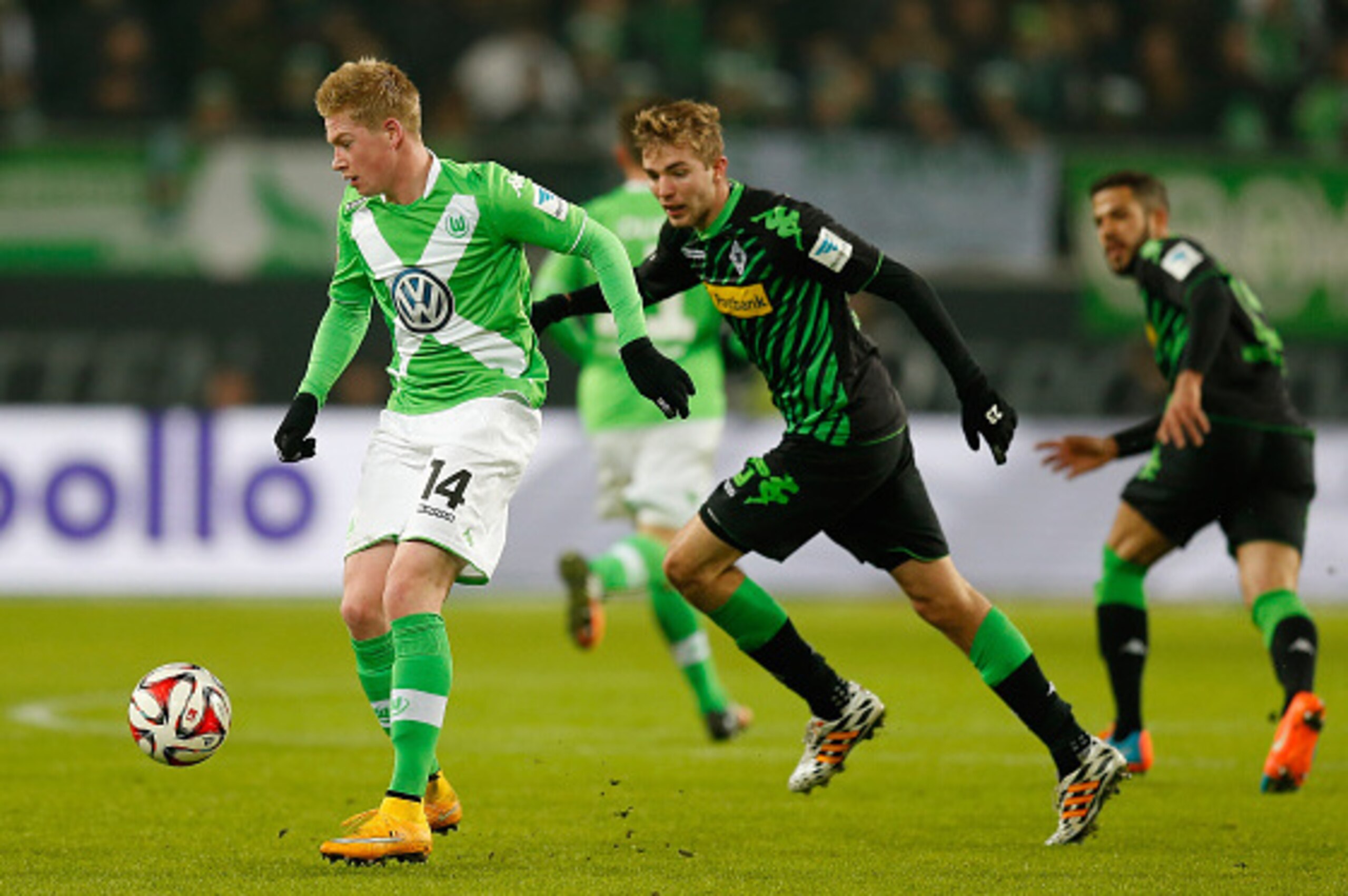 WOLFSBURG, GERMANY - NOVEMBER 30:  Kevin De Bruyne of Wolfsburg is challenged by Christoph Kramer of Moenchengladbach during the Bundesliga match between VfL Wolfsburg and Borussia Moenchengladbach at Volkswagen Arena on November 30, 2014 in Wolfsburg, Ge