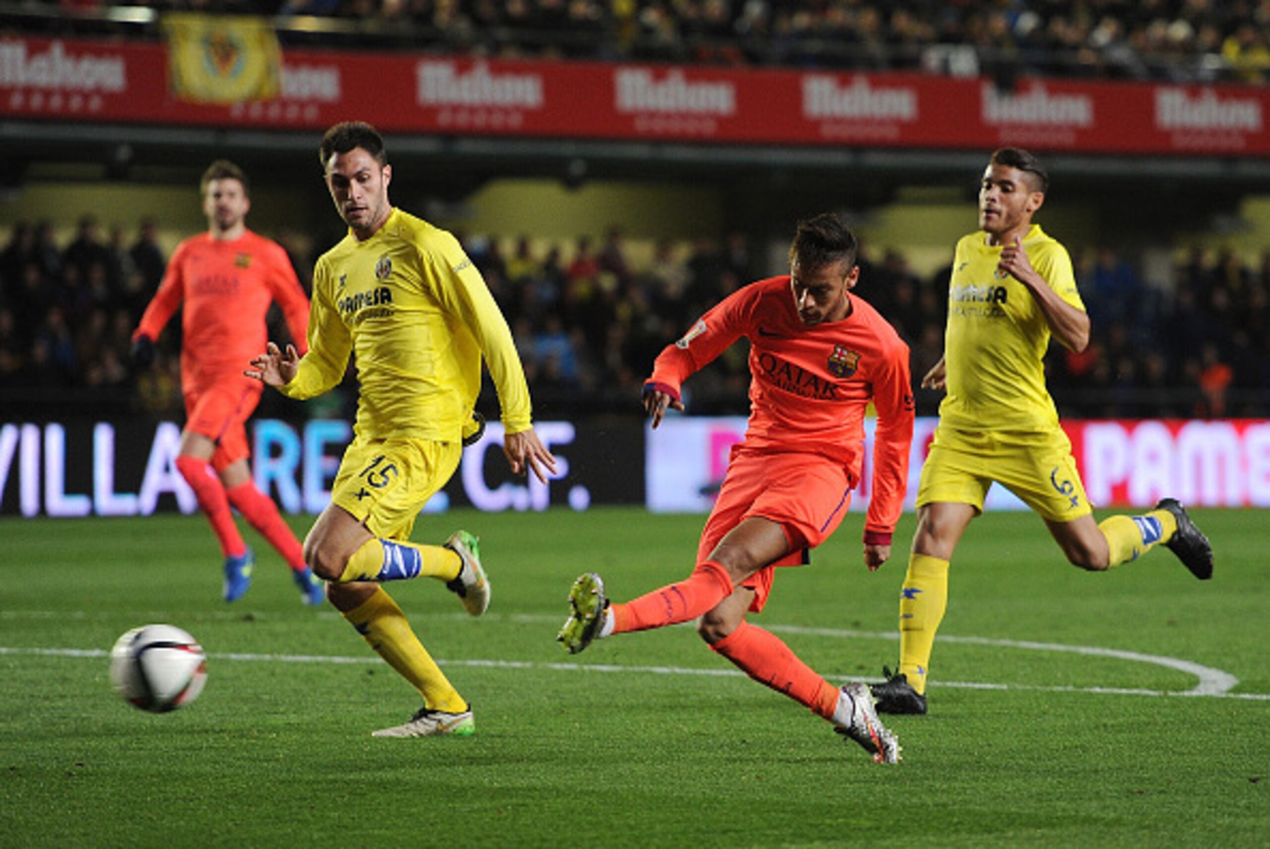 VILLARREAL, SPAIN - MARCH 04: Neymar of FC Barcelona shoots at goal during the Copa del Rey Semi-Final, Second Leg match between Villarreal CF and Barcelona at El Madrigal stadium on March 4, 2015 in Villarreal, Spain. (Photo by Denis Doyle/Getty Image VILLARREAL, SPAIN - MARCH 04: Neymar of FC Barcelona shoots at goal during the Copa del Rey Semi-Final, Second Leg match between Villarreal CF and Barcelona at El Madrigal stadium on March 4, 2015 in Villarreal, Spain. (Photo by Denis Doyle/Getty Image