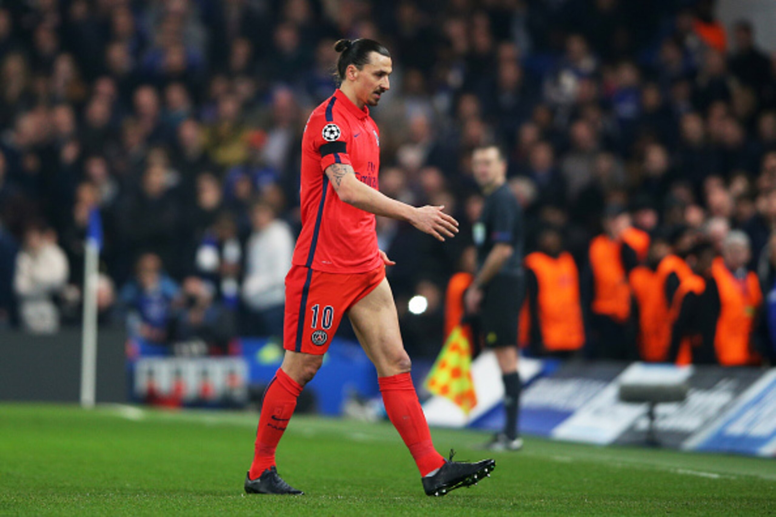 LONDON, ENGLAND - MARCH 11:  Zlatan Ibrahimovic of PSG walks off the pitch after receiving a straight red card for his tackle on Oscar of Chelsea during the UEFA Champions League Round of 16, second leg match between Chelsea and Paris Saint-Germain at Sta