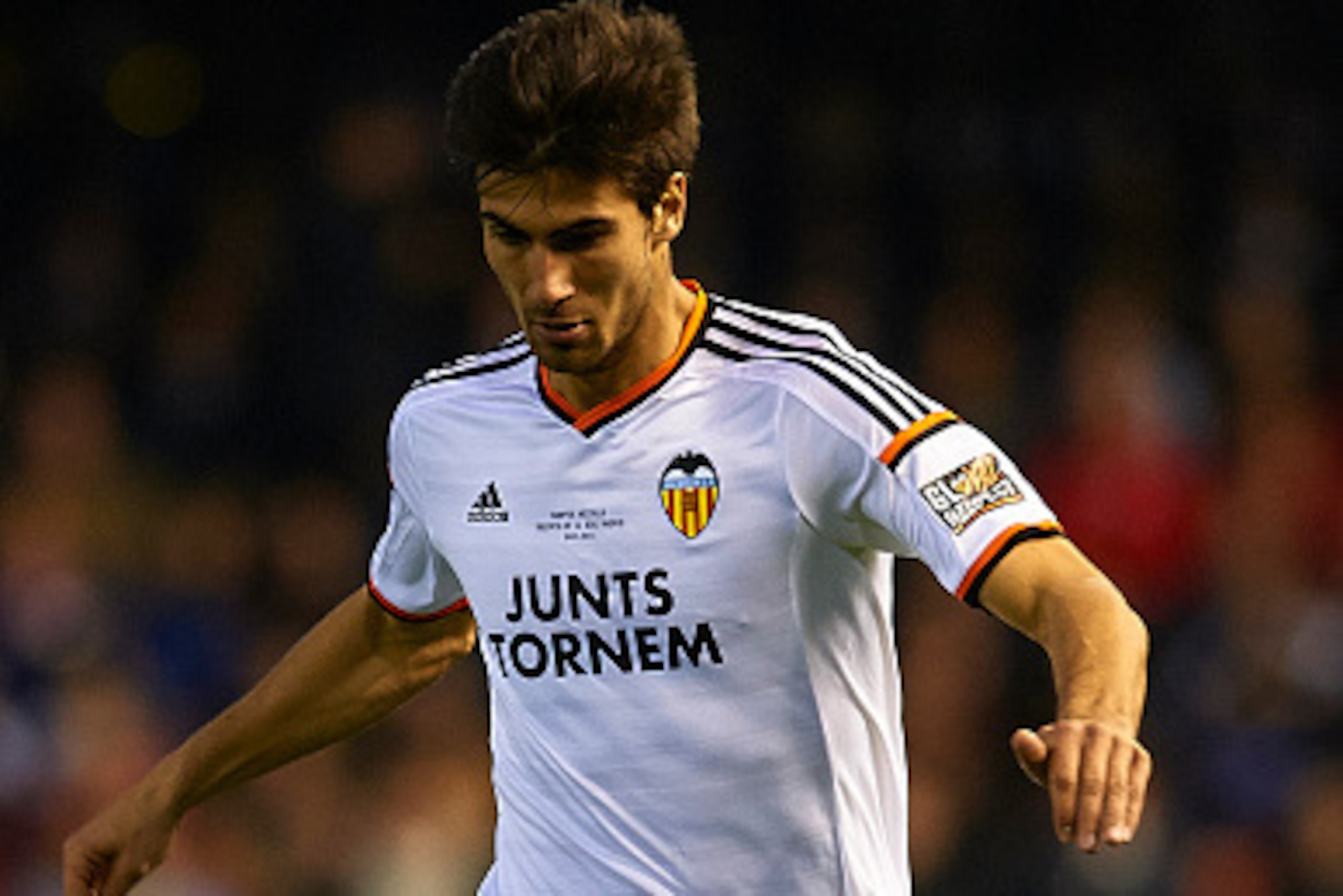 VALENCIA, SPAIN - JANUARY 04:  Andre Gomes of Valencia runs with the ball during the La Liga match between Valencia CF and Real Madrid CF at Estadi de Mestalla on January 4, 2015 in Valencia, Spain.  (Photo by Manuel Queimadelos Alonso/Getty Images)
