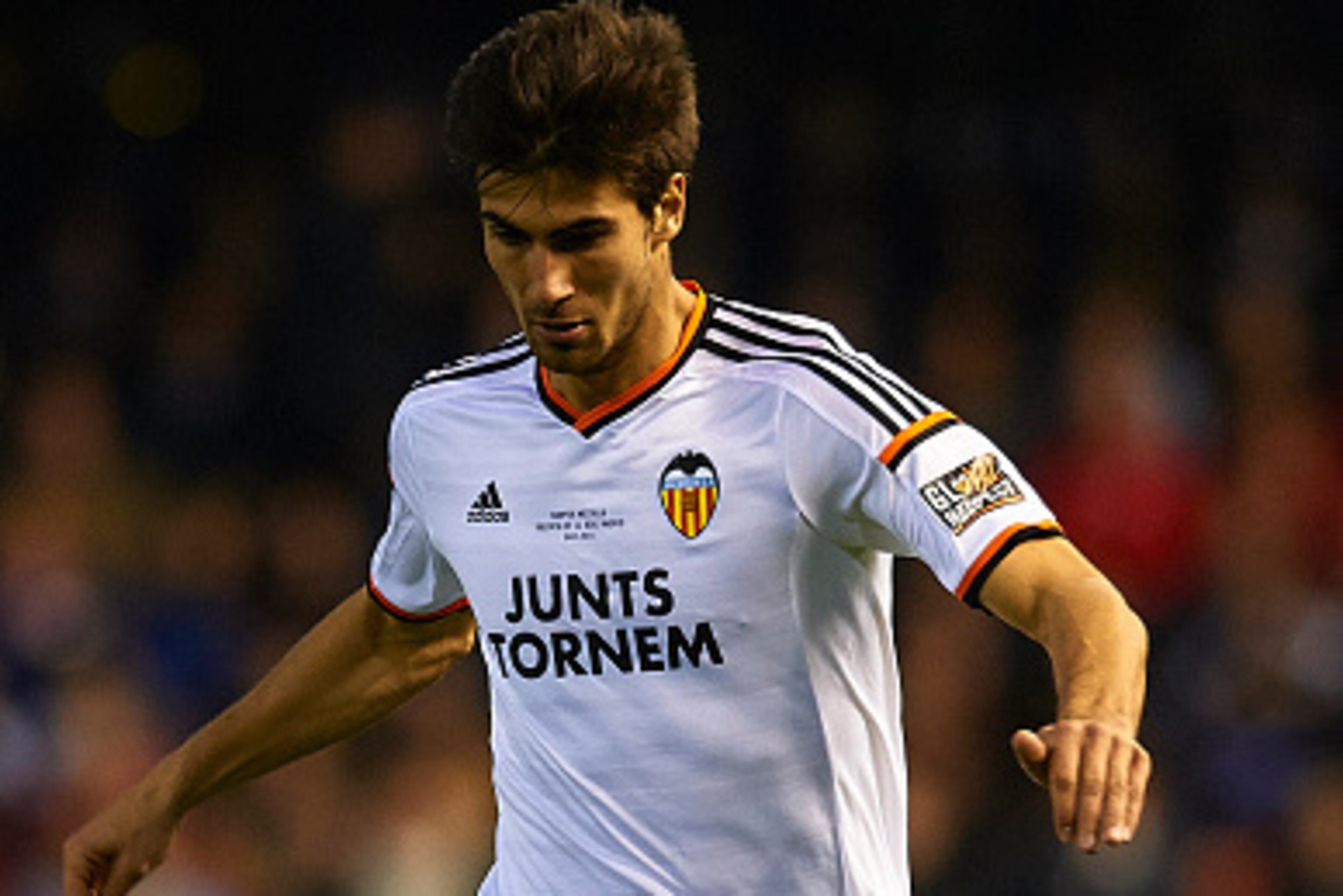 VALENCIA, SPAIN - JANUARY 04:  Andre Gomes of Valencia runs with the ball during the La Liga match between Valencia CF and Real Madrid CF at Estadi de Mestalla on January 4, 2015 in Valencia, Spain.  (Photo by Manuel Queimadelos Alonso/Getty Images)