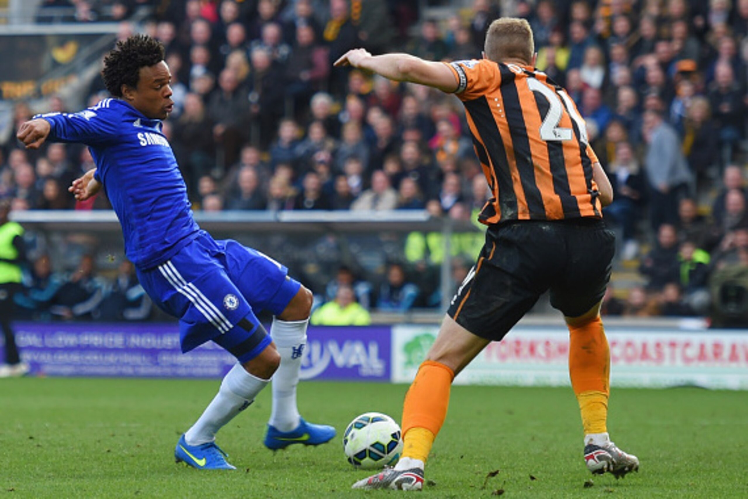 HULL, ENGLAND - MARCH 22:  Loic Remy of Chelsea (L) beats Michael Dawson of Hull City (21) to score their thrid goal during the Barclays Premier League match between Hull City and Chelsea at KC Stadium on March 22, 2015 in Hull, England.  (Photo by Michae