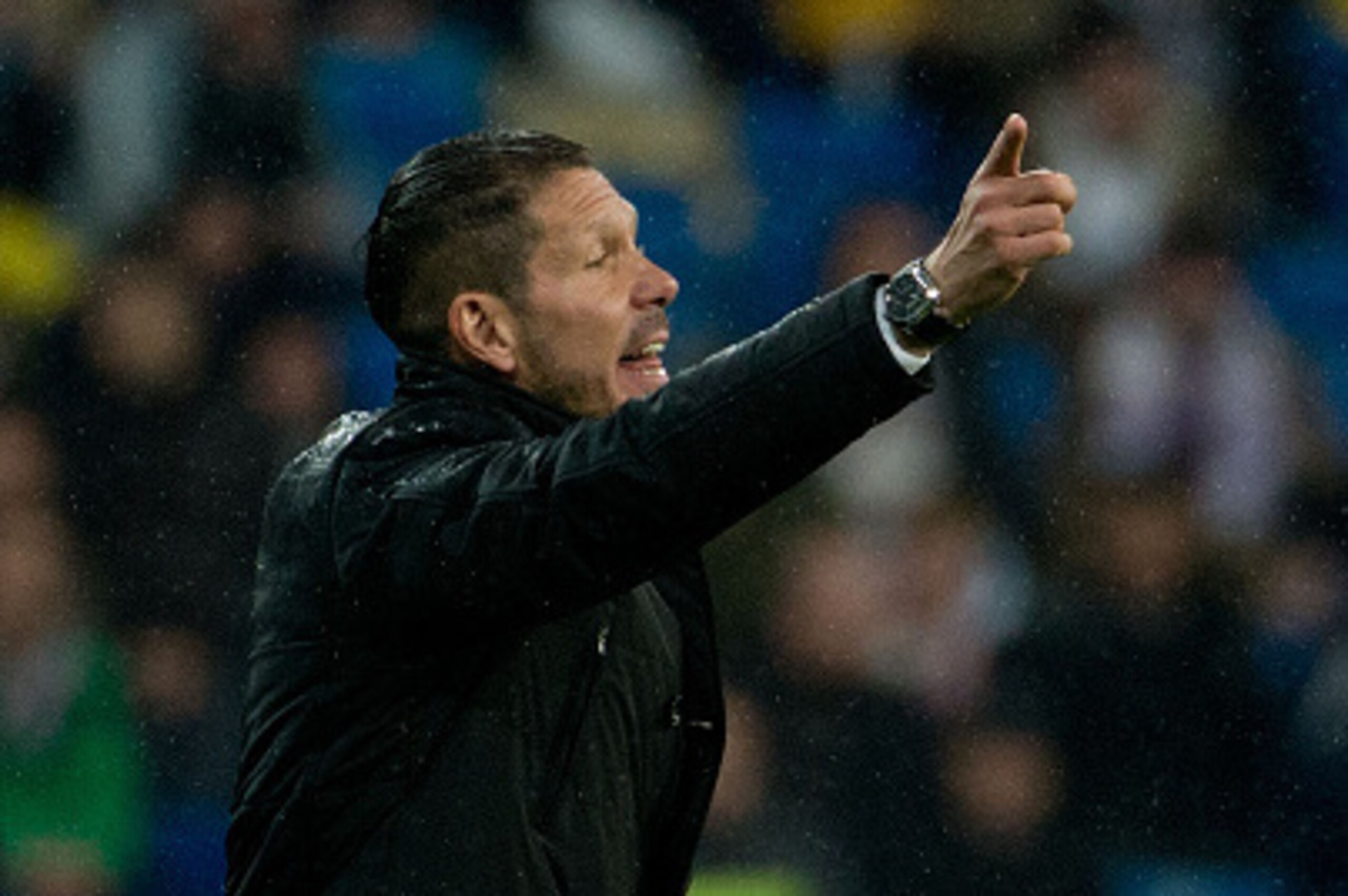 MADRID, SPAIN - JANUARY 15: Head coach Diego Pablo Simeone of Atletico de Madrid gives instructions during the Copa del Rey Round of 16  second leg match between Real Madrid CF and Club Atletico de Madrid at Estadio Santiago Bernabeu on January 15, 2015 i