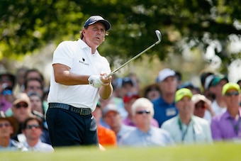 AUGUSTA, GA - APRIL 09:  Phil Mickelson of the United States watches his tee shot on the fourth hole during the first round of the 2015 Masters Tournament at Augusta National Golf Club on April 9, 2015 in Augusta, Georgia.  (Photo by Ezra Shaw/Getty Image