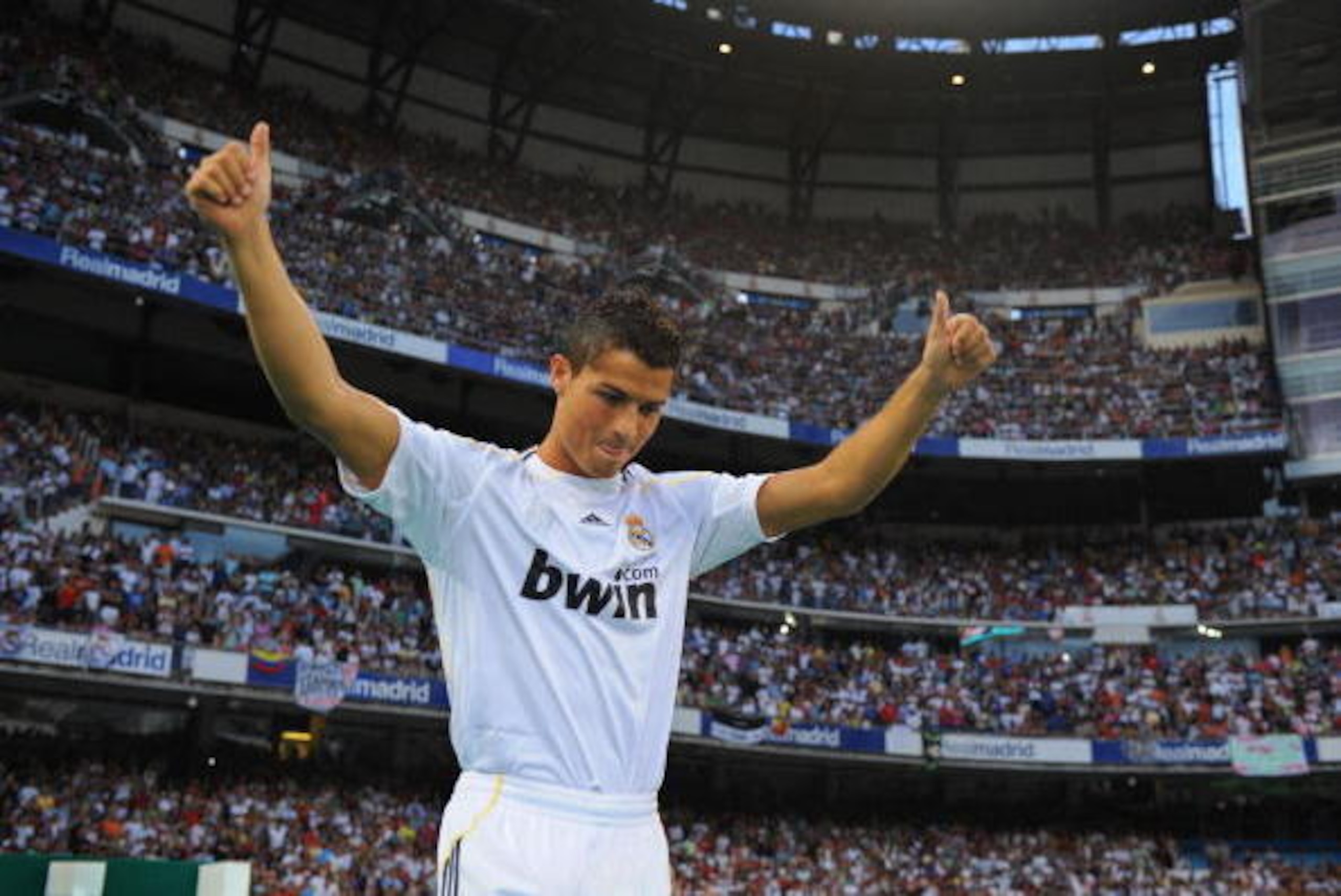 MADRID, SPAIN - JULY 06:  New Real Madrid player Cristiano Ronaldo is presented to a full house at the Santiago Bernabeu stadium on July 6, 2009 in Madrid, Spain.  (Photo by Denis Doyle/Getty Images)