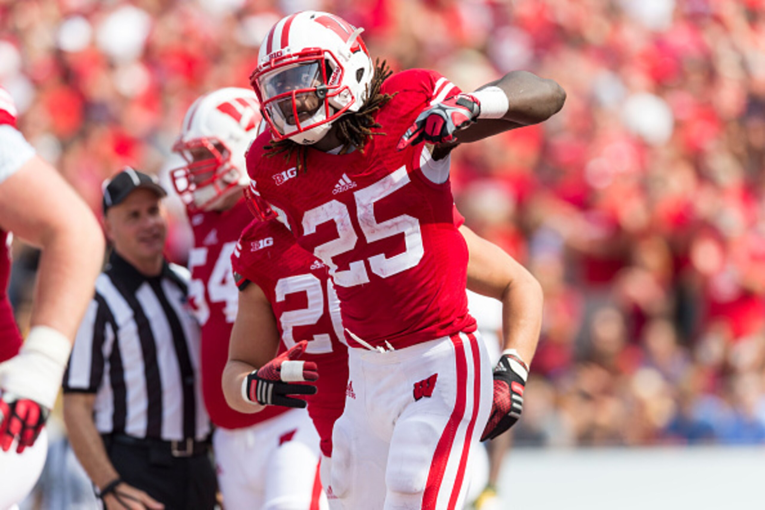 MADISON, WI - SEPTEMBER 27:  Melvin Gordon #25 of the Wisconsin Badgers celebrates his touchdown run against the South Florida Bulls  on September 27, 2014 at Camp Randall Stadium in Madison, Wisconsin.  (Photo by Tom Lynn/Getty Images)