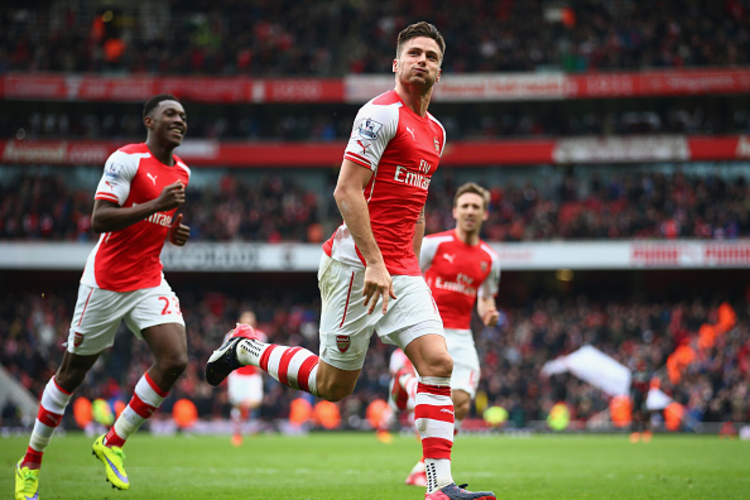 LONDON, ENGLAND - APRIL 04:  Olivier Giroud of Arsenal celebrates with Danny Welbeck of Arsenal after scoring his team's fourth goal during the Barclays Premier League match between Arsenal and Liverpool at Emirates Stadium on April 4, 2015 in London, Eng