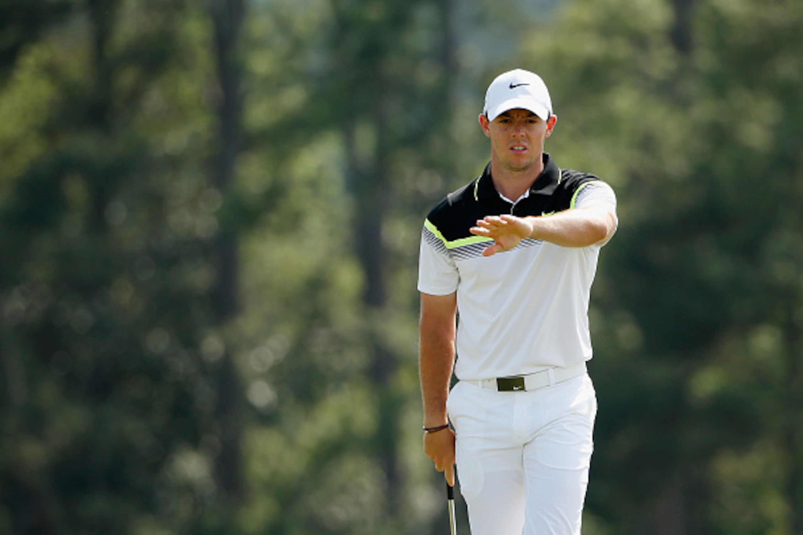 AUGUSTA, GA - APRIL 09:  Rory McIlroy of Northern Ireland lines up a putt on the 18th green during the first round of the 2015 Masters Tournament at Augusta National Golf Club on April 9, 2015 in Augusta, Georgia.  (Photo by Ezra Shaw/Getty Images)