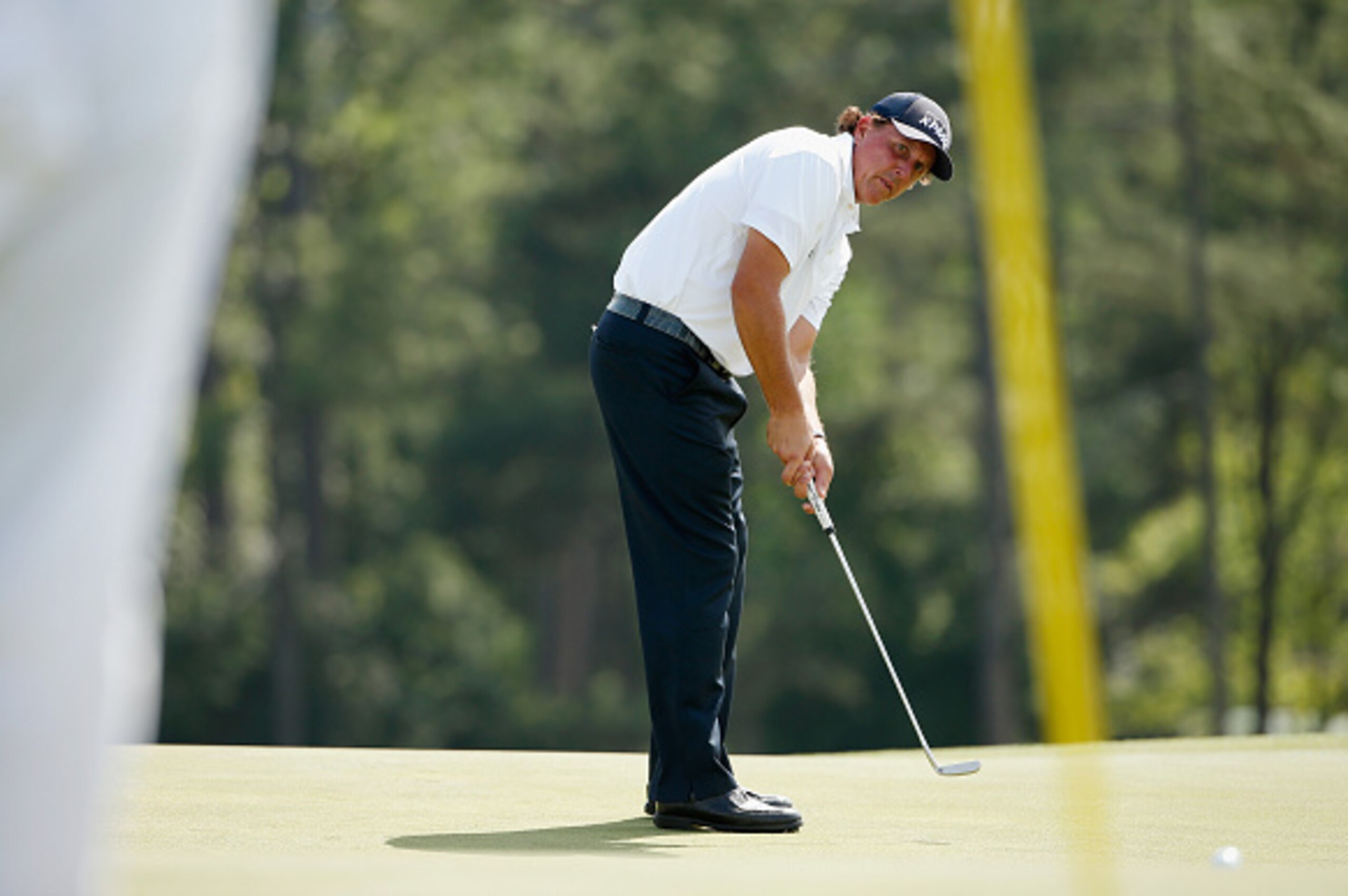 AUGUSTA, GA - APRIL 09:  Phil Mickelson of the United States putts on the 18th green during the first round of the 2015 Masters Tournament at Augusta National Golf Club on April 9, 2015 in Augusta, Georgia.  (Photo by Ezra Shaw/Getty Images)