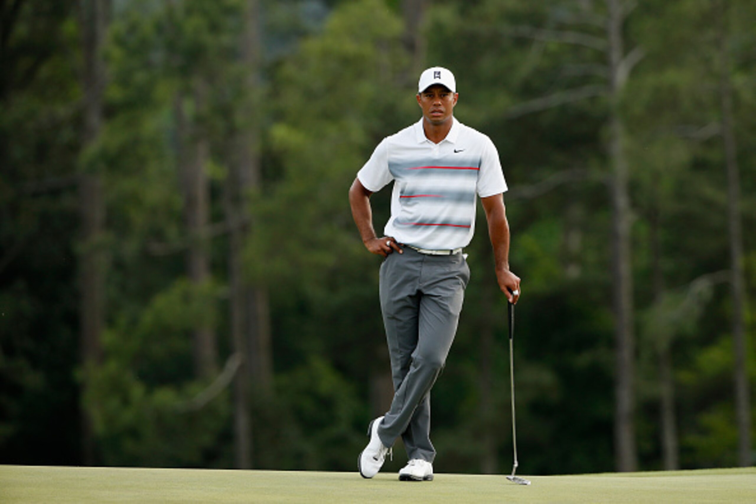 AUGUSTA, GA - APRIL 09:  Tiger Woods of the United States on the 18th hole during the first round of the 2015 Masters Tournament at Augusta National Golf Club on April 9, 2015 in Augusta, Georgia.  (Photo by Ezra Shaw/Getty Images)