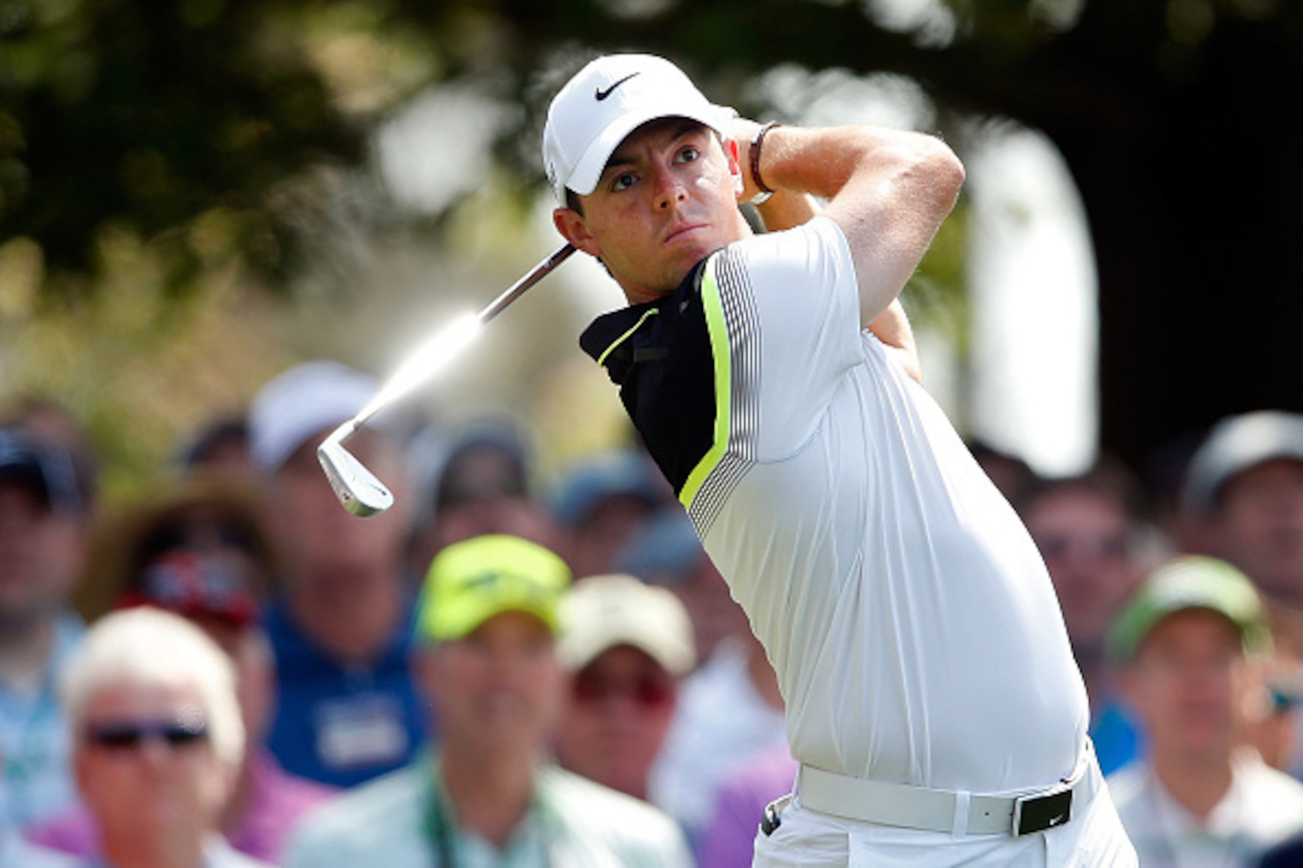 AUGUSTA, GA - APRIL 09:  Rory McIlroy of Northern Ireland watches his tee shot on the fourth hole during the first round of the 2015 Masters Tournament at Augusta National Golf Club on April 9, 2015 in Augusta, Georgia.  (Photo by Ezra Shaw/Getty Images)