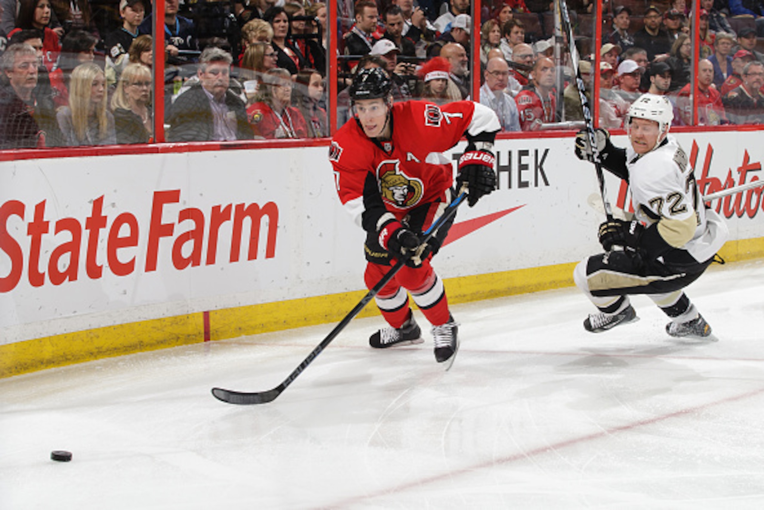 OTTAWA, ON - APRIL 7: Kyle Turris #7 of the Ottawa Senators skates to the puck ahead of Patric Hornqvist #72 of the Pittsburgh Penguins at Canadian Tire Centre on April 7, 2015 in Ottawa, Ontario, Canada. (Photo by Jana Chytilova/NHLI via Getty Images)