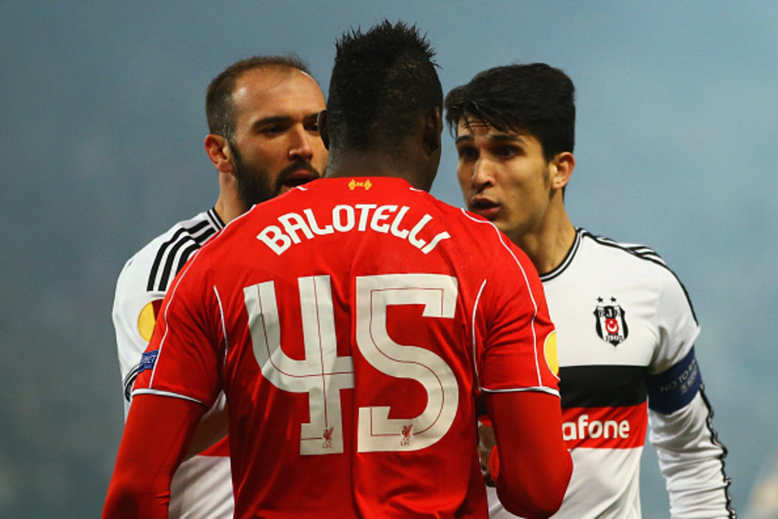 ISTANBUL, TURKEY - FEBRUARY 26:  Mario Balotelli of Liverpool clashes with Necip Uysal (R) and Serdar Kurtulus of Besiktas during the UEFA Europa League Round of 32 second leg match between Besiktas JK and Liverpool FC on February 26, 2015 in Istanbul, Tu