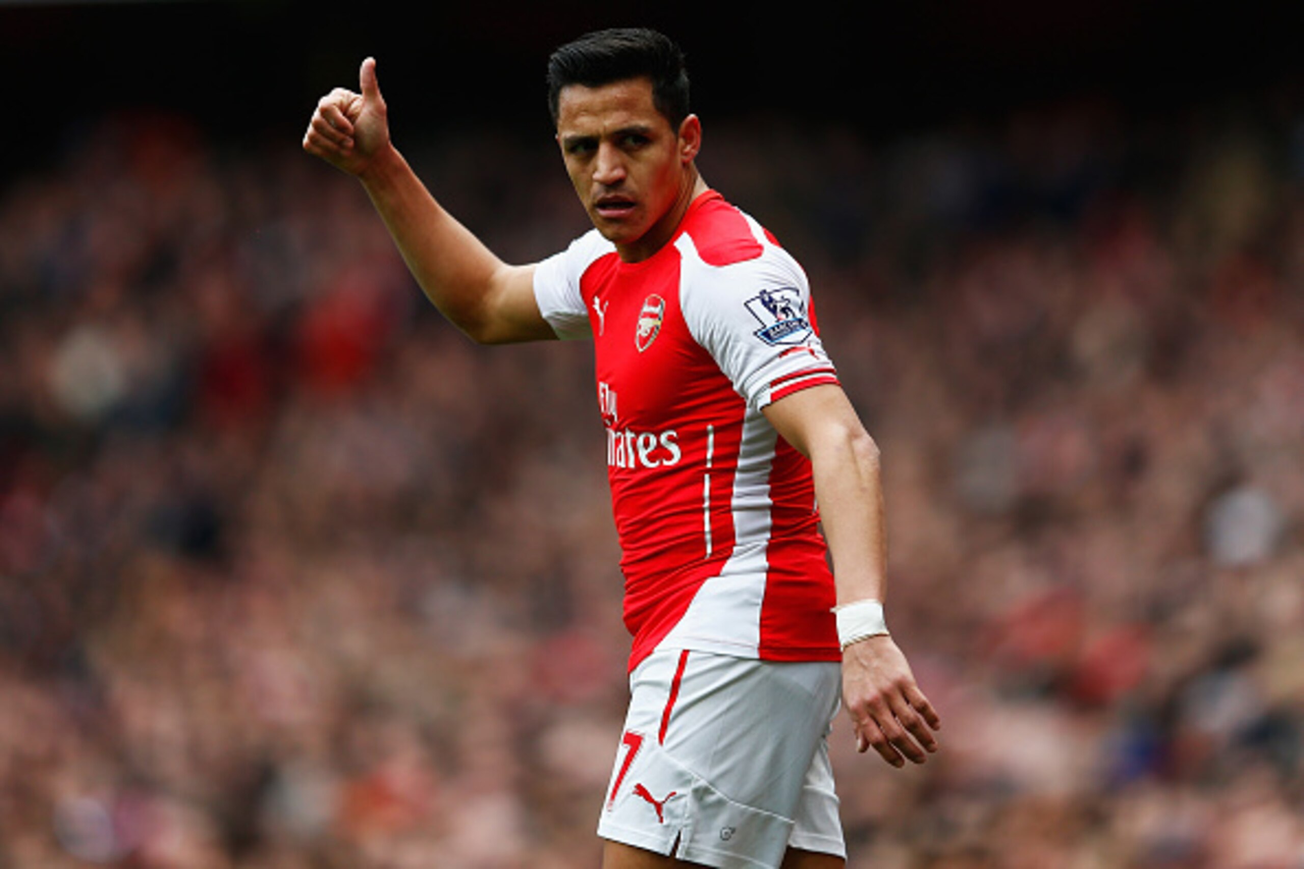 LONDON, ENGLAND - APRIL 04:  Alexis Sanchez of Arsenal gives the thumbs up during the Barclays Premier League match between Arsenal and Liverpool at Emirates Stadium on April 4, 2015 in London, England.  (Photo by Julian Finney/Getty Images)
