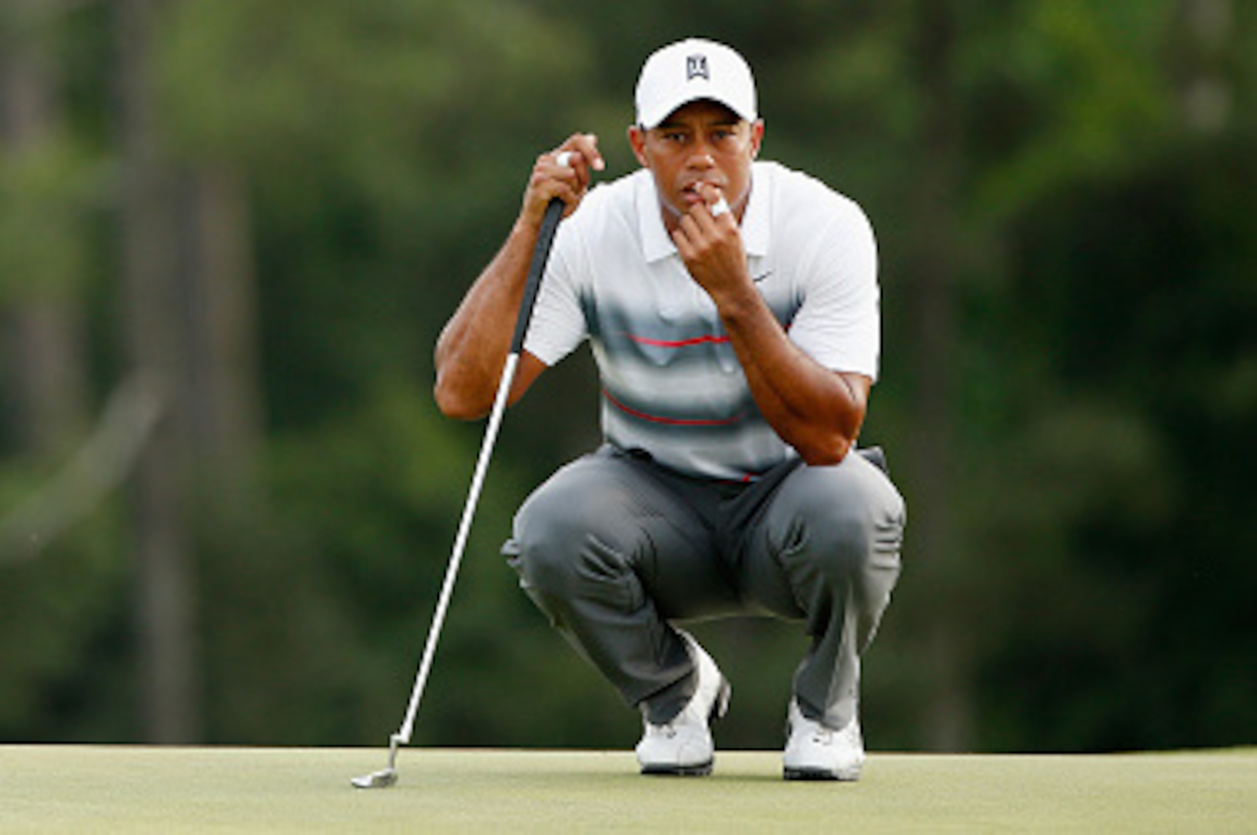 AUGUSTA, GA - APRIL 09:  Tiger Woods of the United States on the 18th hole during the first round of the 2015 Masters Tournament at Augusta National Golf Club on April 9, 2015 in Augusta, Georgia.  (Photo by Ezra Shaw/Getty Images)