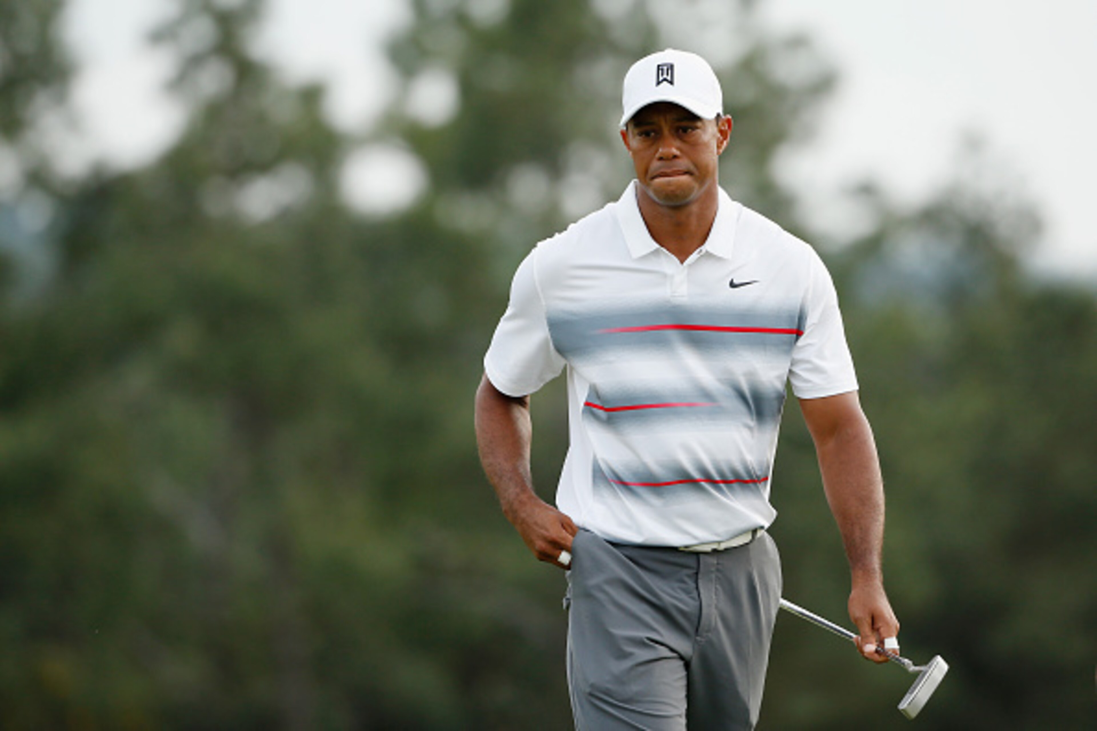 AUGUSTA, GA - APRIL 09:  Tiger Woods of the United States on the 18th green during the first round of the 2015 Masters Tournament at Augusta National Golf Club on April 9, 2015 in Augusta, Georgia.  (Photo by Ezra Shaw/Getty Images)