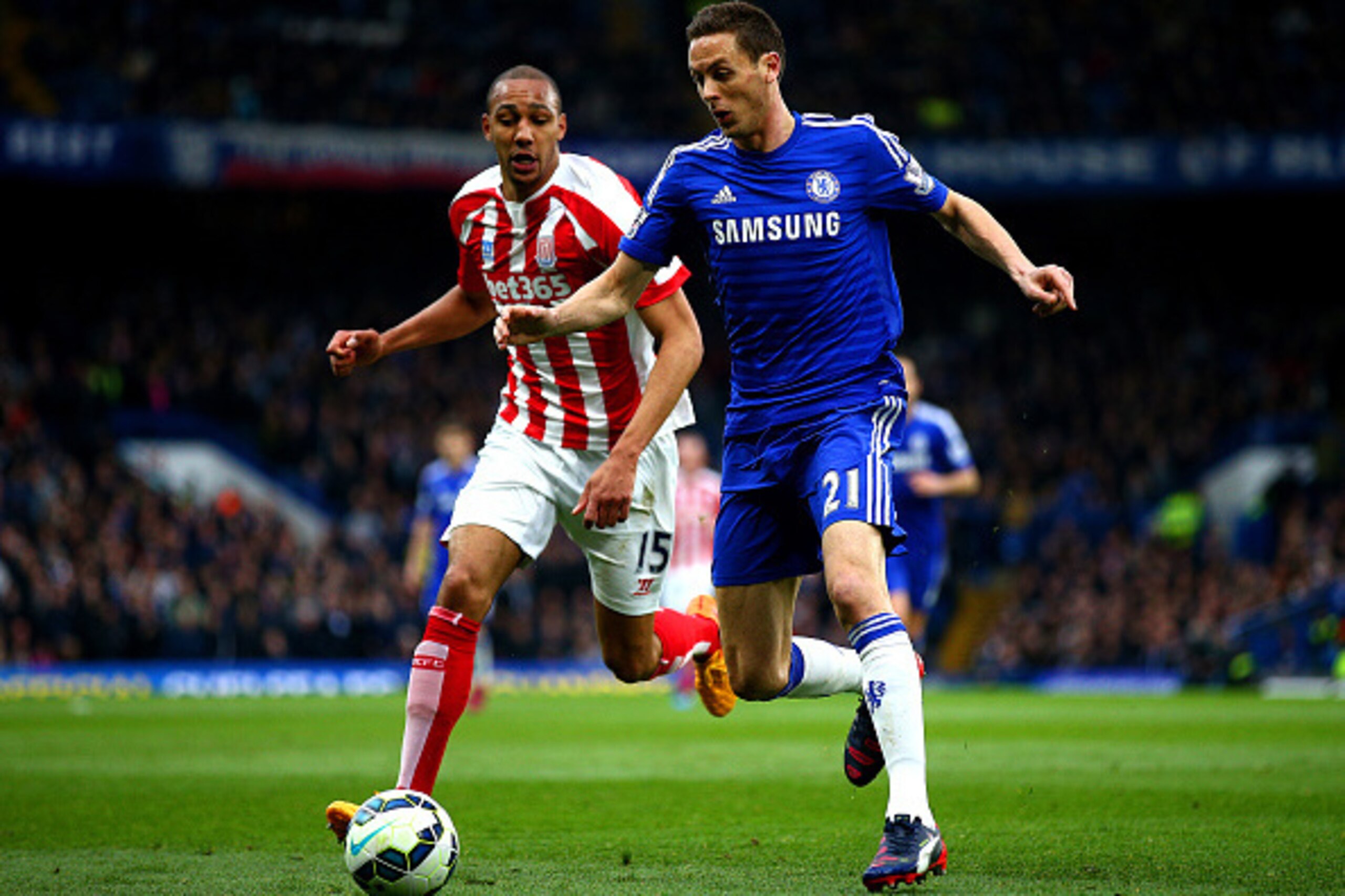 LONDON, ENGLAND - APRIL 04:  Nemanja Matic of Chelsea competes for the ball with Steven N'Zonzi of Stoke City during the Barclays Premier League match between Chelsea and Stoke City at Stamford Bridge on April 4, 2015 in London, England.  (Photo by Ian Wa
