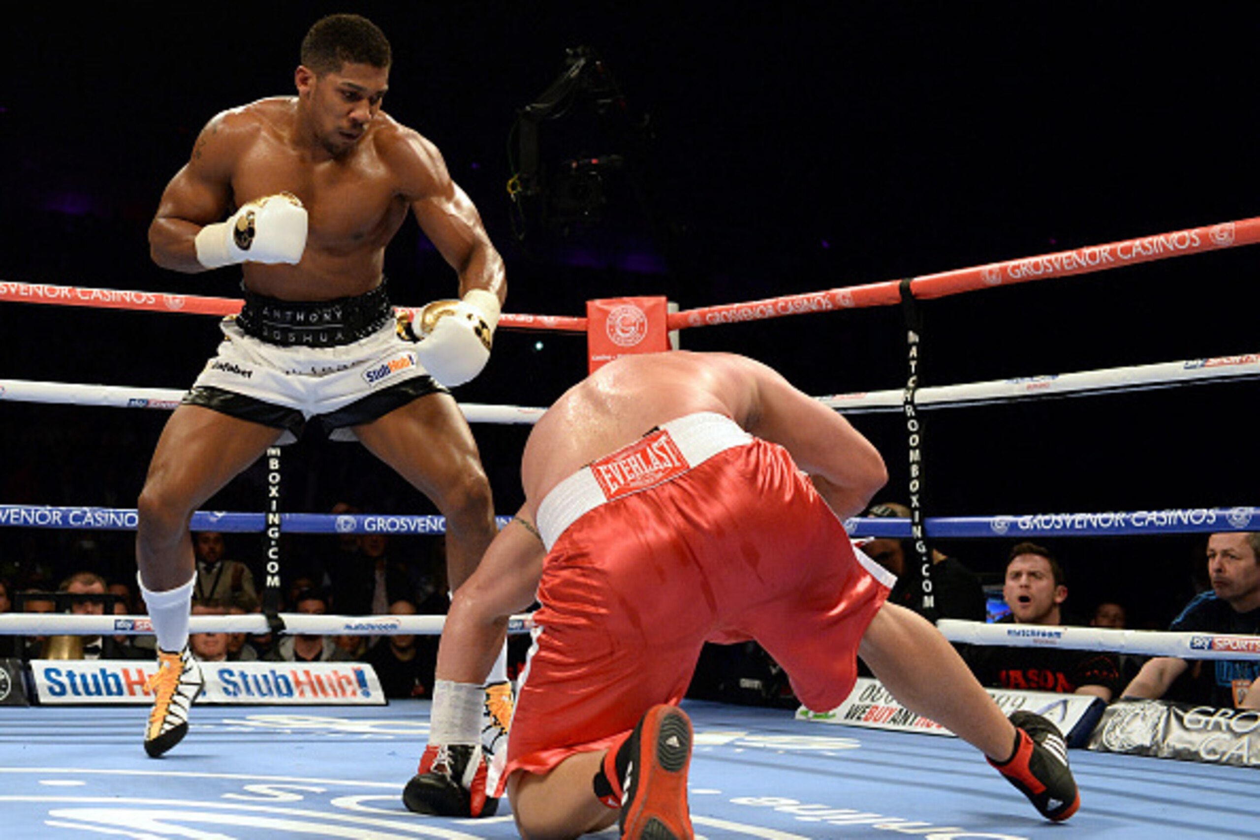 NEWCASTLE UPON TYNE, ENGLAND - APRIL 04:  Anthony Joshua (L) in action with Jason Gavern during their Heavyweight boxing contest at the Metro Arena on April 4, 2015 in Newcastle upon Tyne, England.  (Photo by Nigel Roddis/Getty Images)