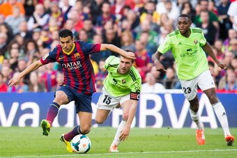 BARCELONA, SPAIN - MARCH 16: Pedro Rodriguez of FC Barcelona plays the ball alongside Oier Sanjurjo (C) and Raoul Cedric Loe (R) of CA Osasuna during the La Liga match between FC Barcelona and CA Osasuna at Camp Nou on March 16, 2014 in Barcelona, Spain. 